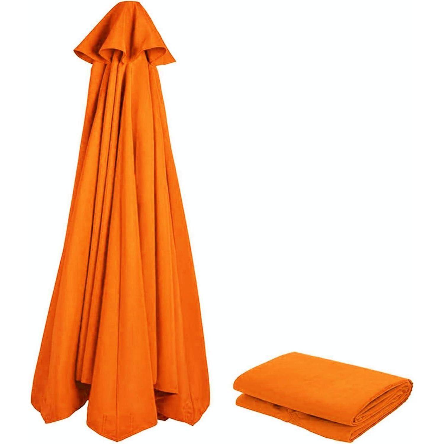 Ein orangefarbener Umhang hängt aufrecht neben einem gefalteten orangefarbenen Stoffstück auf der rechten Seite.