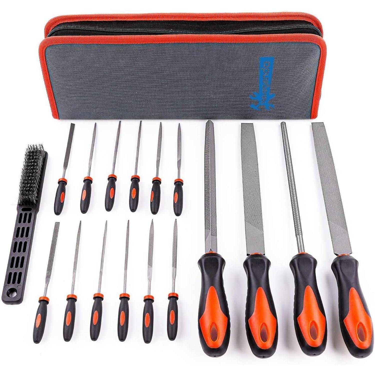 Ein Satz verschiedener Metallfeilen und eine Bürste mit schwarzen und orangefarbenen Griffen, begleitet von einer grauen und roten Transporttasche, auf einer Oberfläche ausgerichtet.