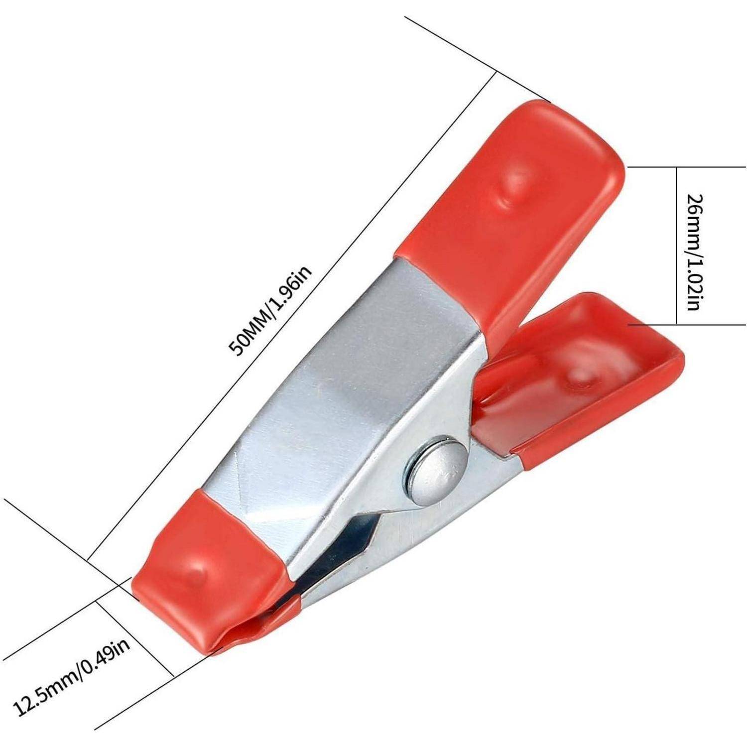 Ein roter und silberner Metallclip mit folgenden Abmessungen: 50 mm (1,96 Zoll) Länge, 26 mm (1,02 Zoll) Höhe und 12,5 mm (0,49 Zoll) Breite.