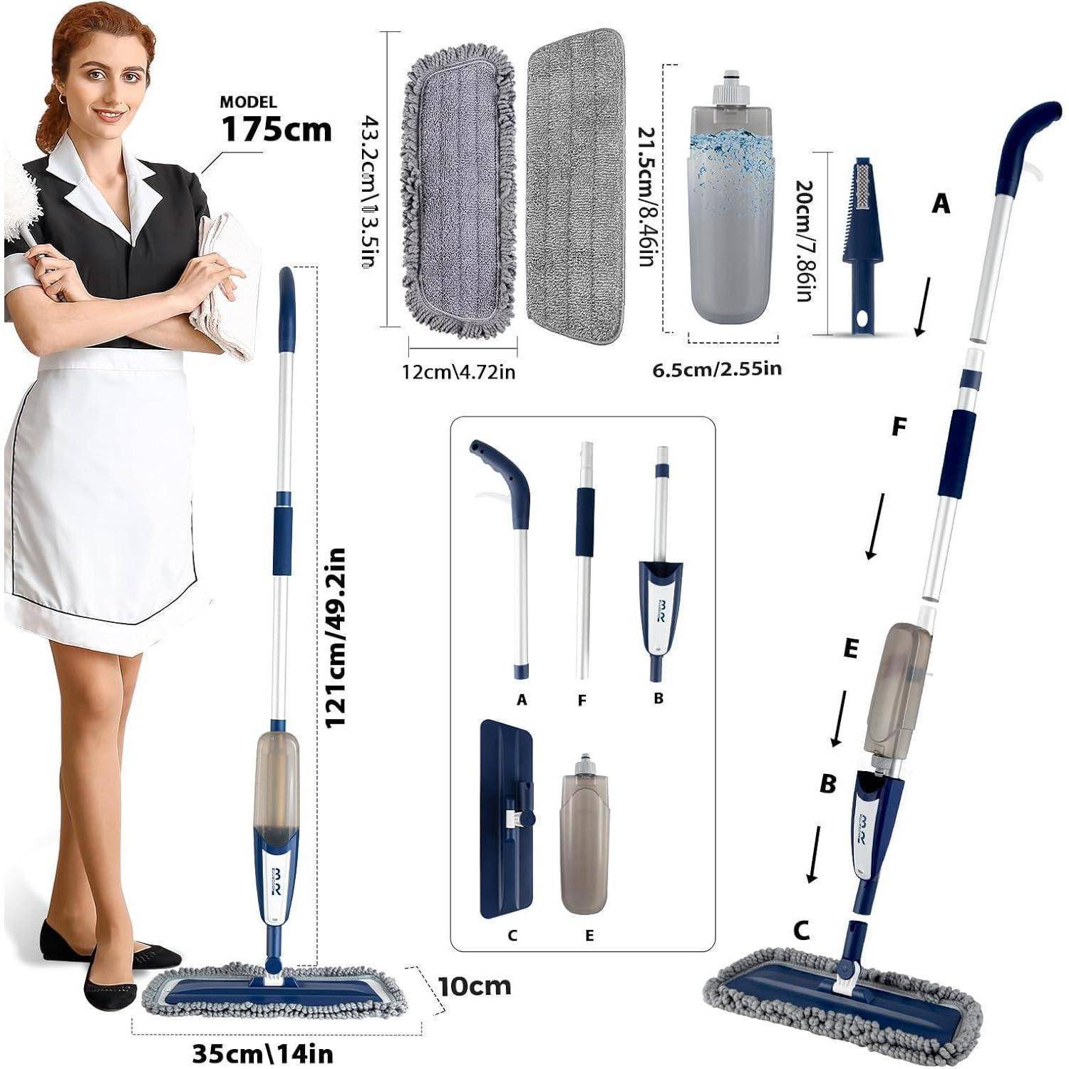 Eine Frau steht neben einem detaillierten Diagramm eines Mopp, das dessen Größe und Eigenschaften einschließlich Griff-Einstellungen, Mopp-Kopf und Wasserflasche veranschaulicht.