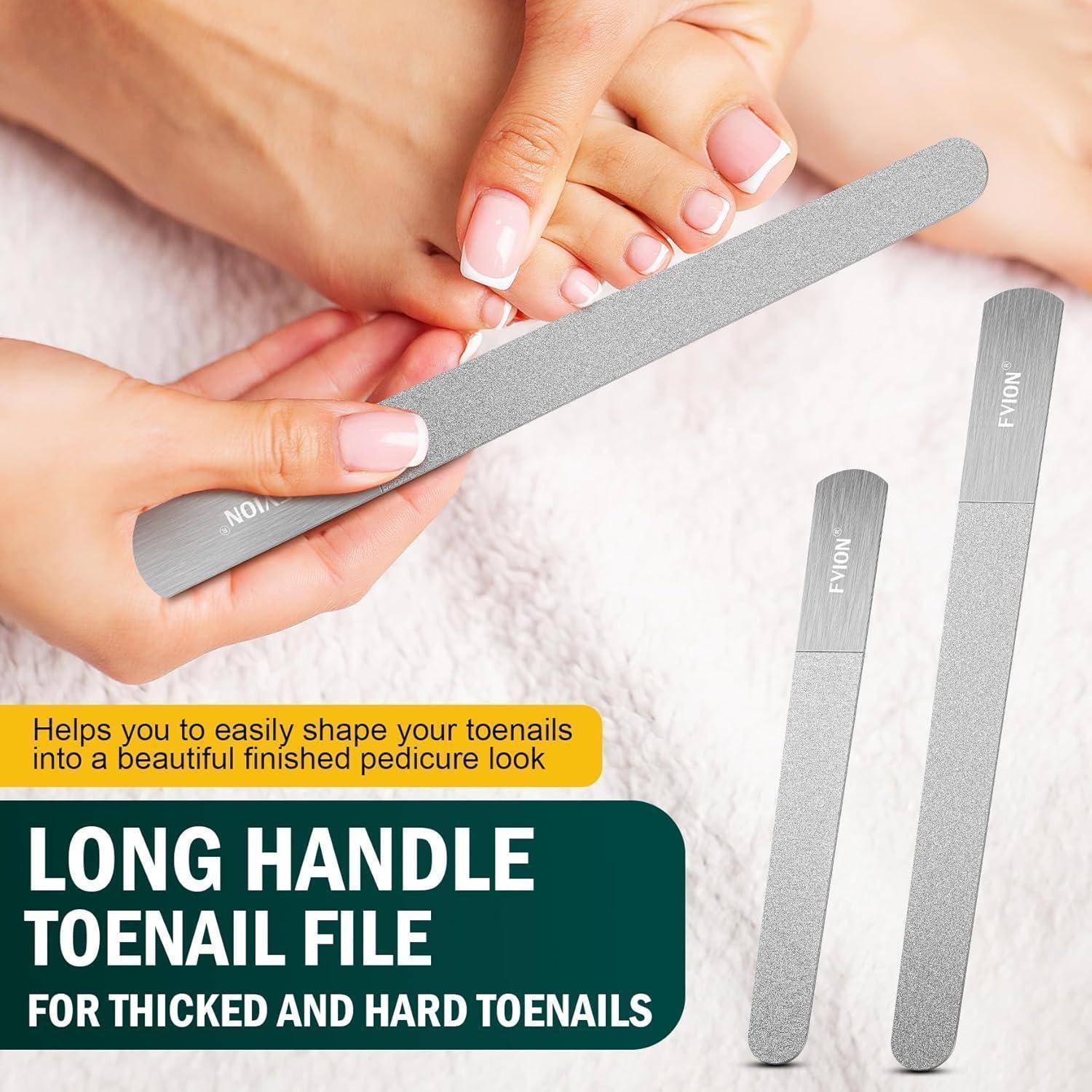 Nagelfeile mit langem Griff für verdickte und harte Fußnägel, dargestellt bei der Anwendung zum Formen; zeigt detaillierte Produktansicht und Verwendungskontext.