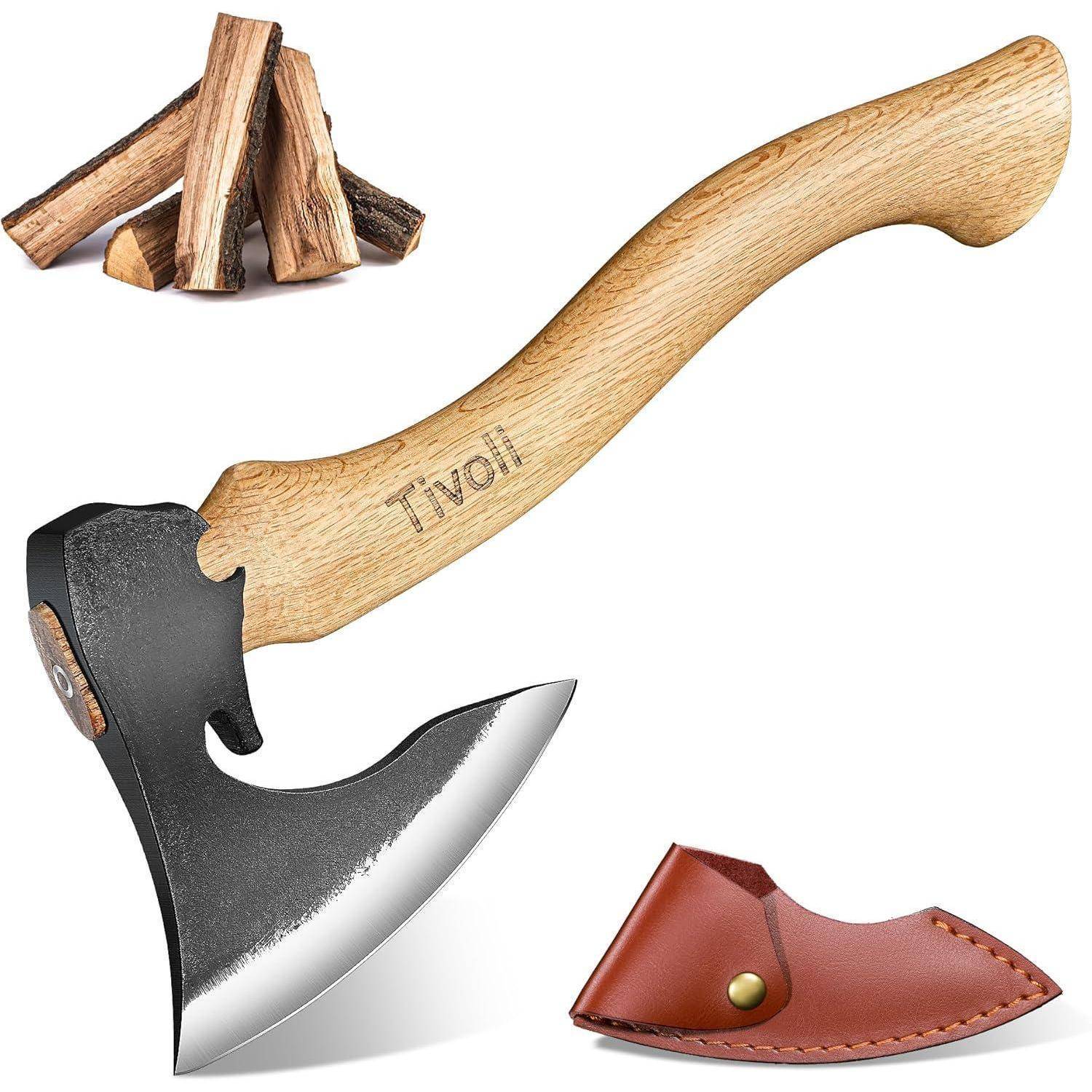 Axt mit Holzgriff mit der Aufschrift Tivoli, neben Feuerholzstücken und einer Lederscheide, vor einem weißen Hintergrund.