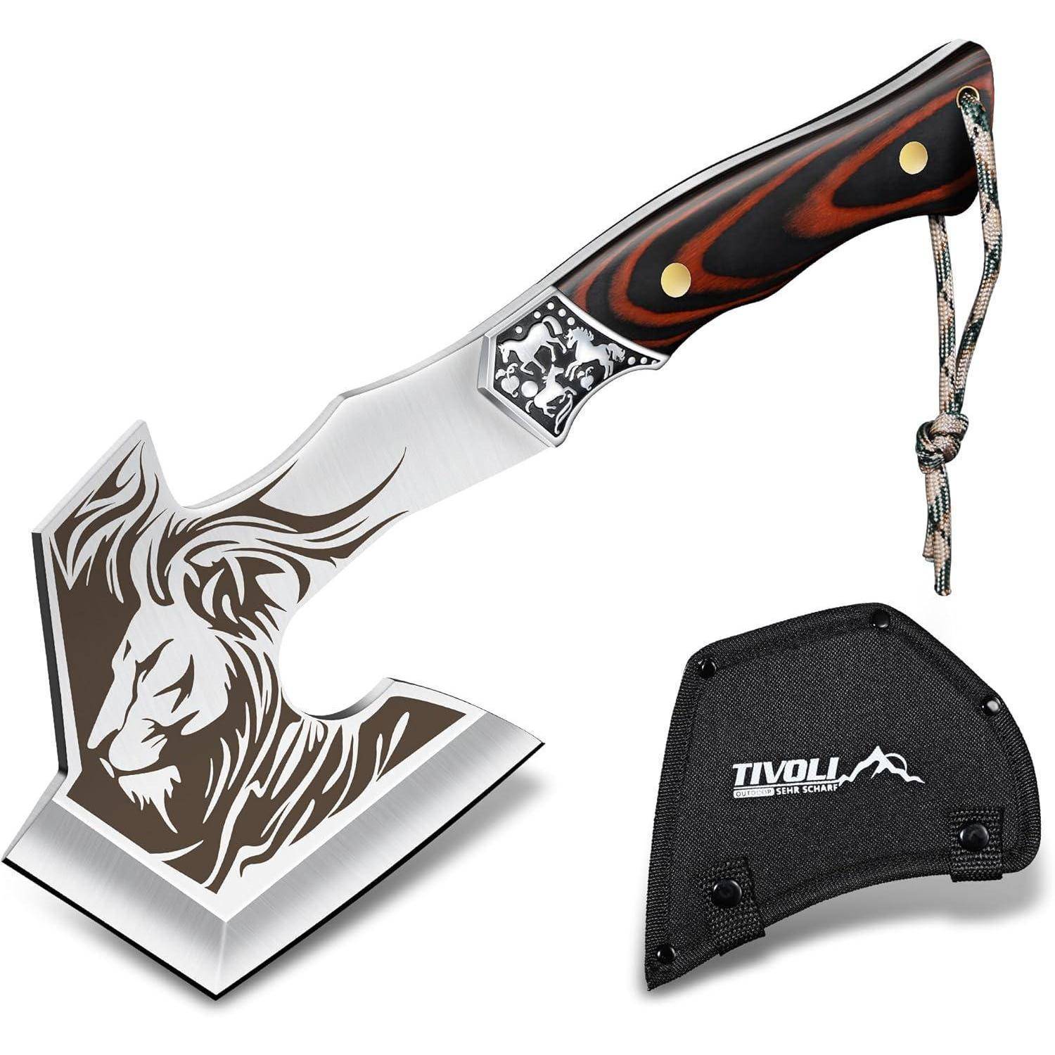 Eine Axt mit einer detaillierten Löwengravur auf der Klinge, versehen mit einem Holzgriff und einer Seilschlaufe. Inklusive einer schwarzen Scheide mit dem 'Tivoli' Logo.