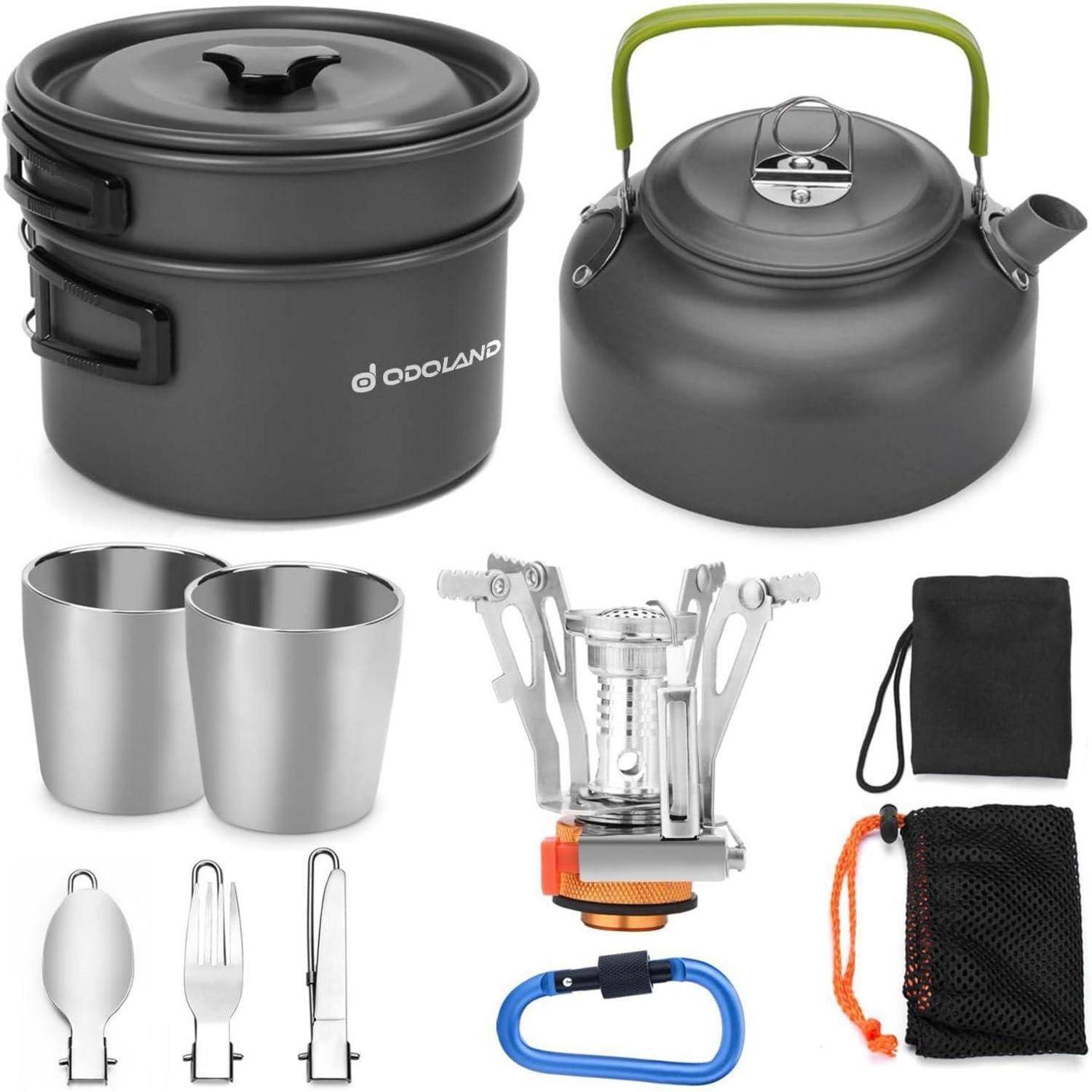 Campingkochgeschirr-Set inklusive eines Topfes, einer Pfanne, eines Kessels, zwei Tassen, zusammenklappbarer Utensilien, tragbarem Kocher, Karabiner und Netzbeuteln.