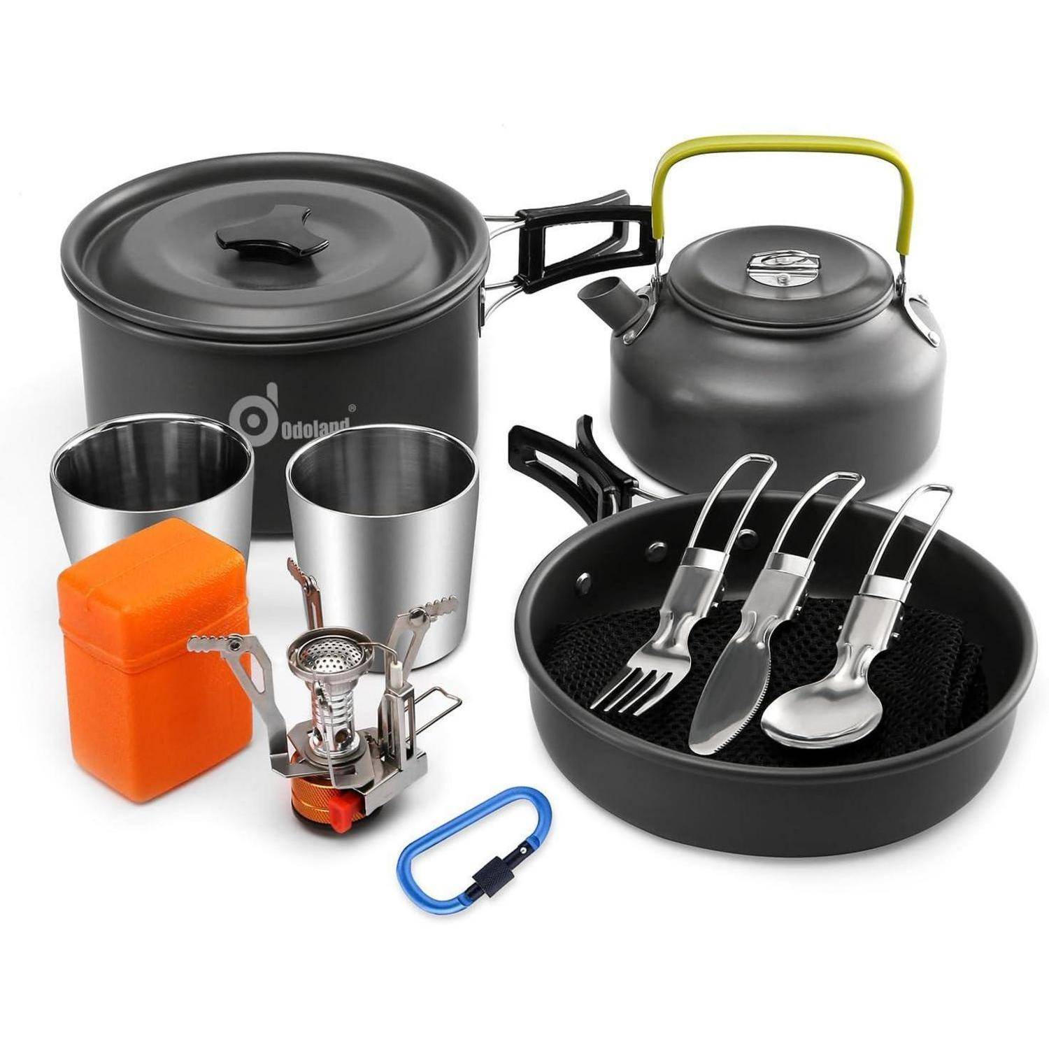 Ein kompaktes Camping-Kochgeschirr-Set mit Töpfen, einem Wasserkessel, einem tragbaren Kocher, Küchenutensilien und einem Karabiner, speziell für das Kochen im Freien entwickelt.