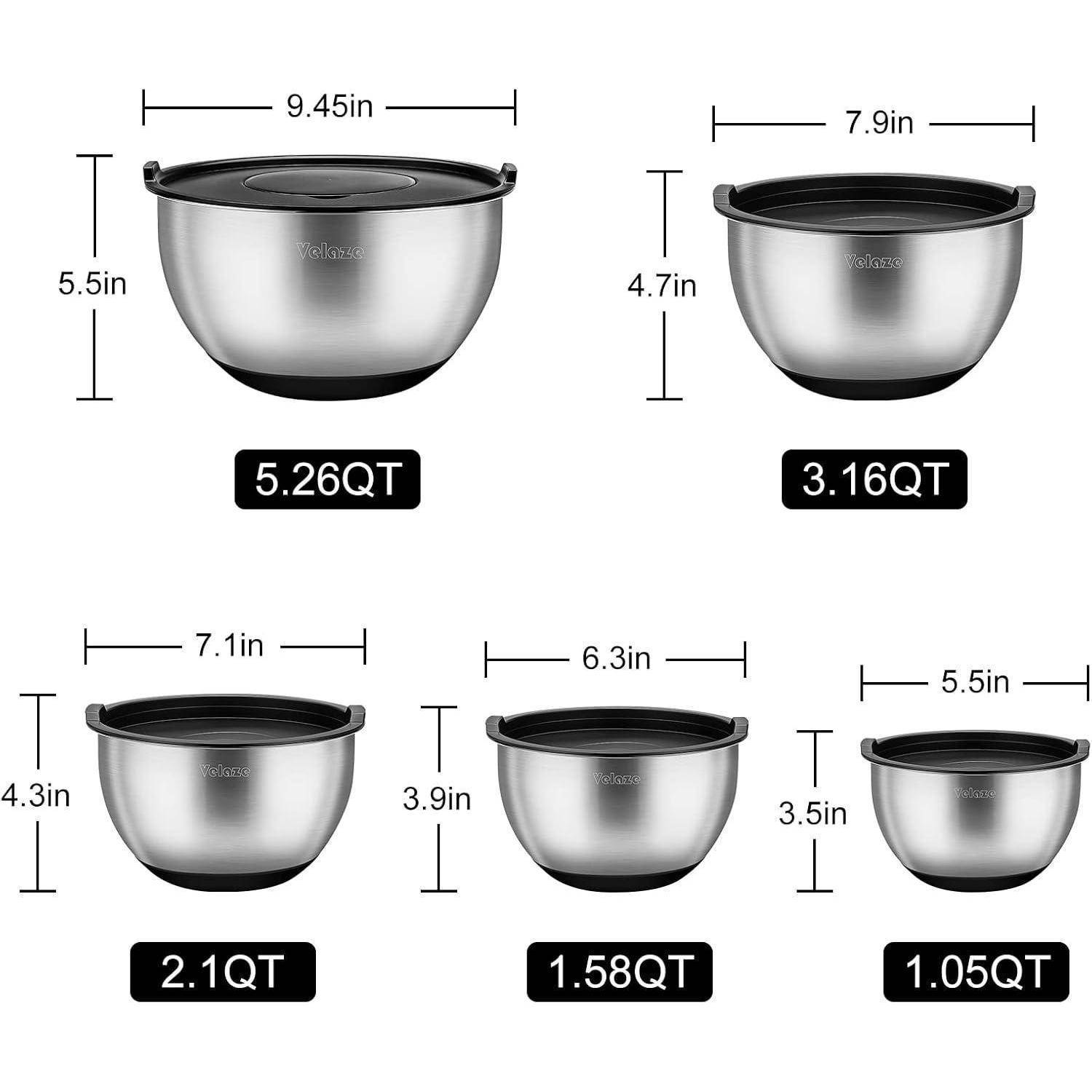 Edelstahl-Rührschüsseln mit Deckel in Größen: 5,26 QT, 3,16 QT, 2,1 QT, 1,58 QT und 1,05 QT, mit Abmessungen über jeder Schüssel angezeigt.