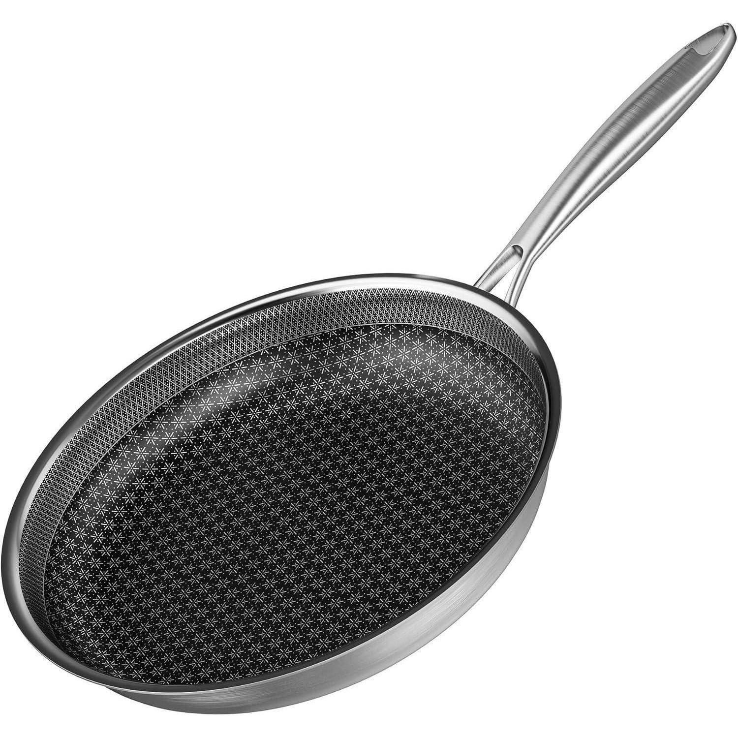 Eine Antihaft-Bratpfanne mit strukturierter Oberfläche und elegantem, ergonomischem Griff, die für gleichmäßige Wärmeverteilung und einfaches Kochen entwickelt wurde.