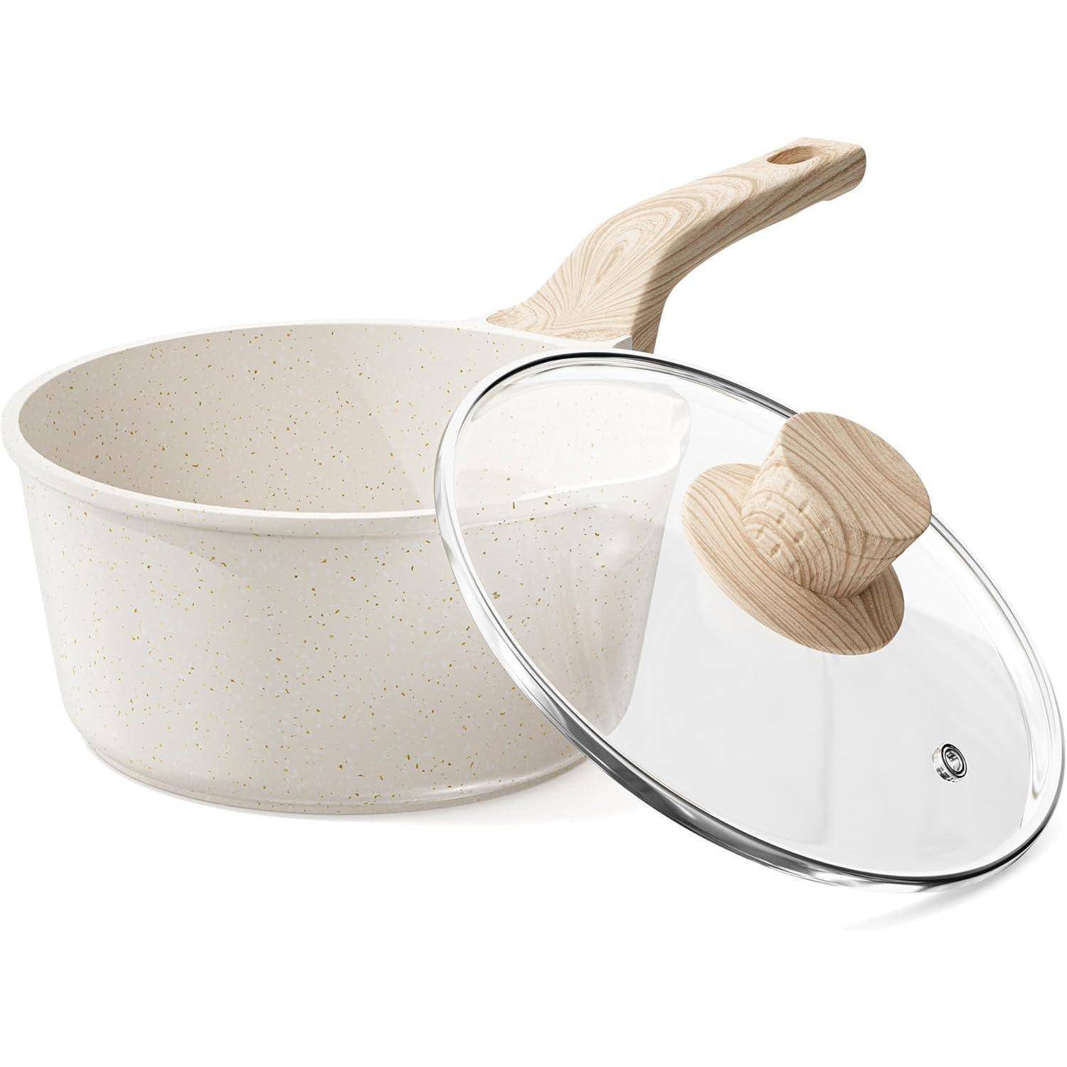 Ein cremefarbener Kochtopf mit holzmaseriertem Griff und einem durchsichtigen Deckel mit einem Holzknauf, konzipiert zum Kochen.