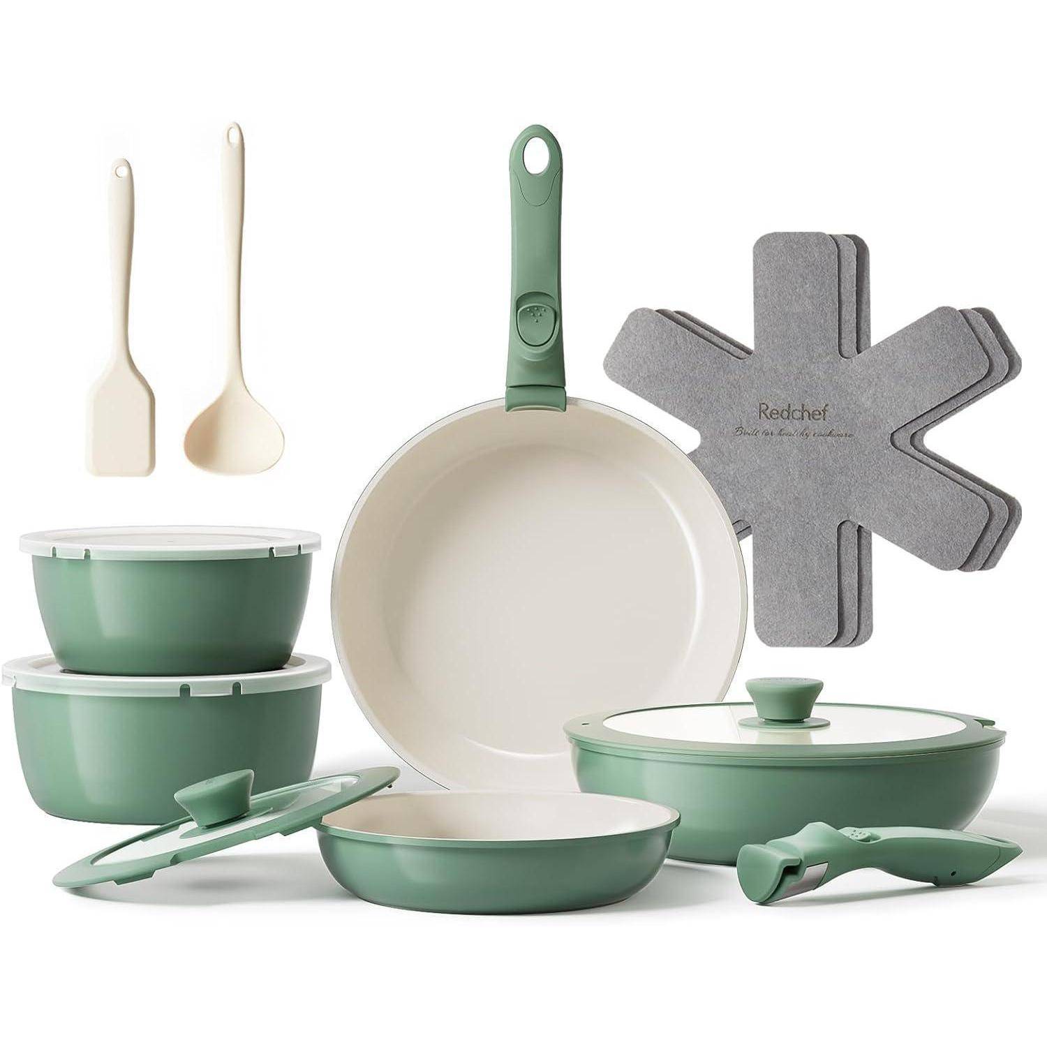 Ein Set grüner Kochutensilien umfasst zwei Töpfe mit Deckeln, eine Bratpfanne, zwei Löffel und graue Pfannenschutz. Geeignet für die Küche.
