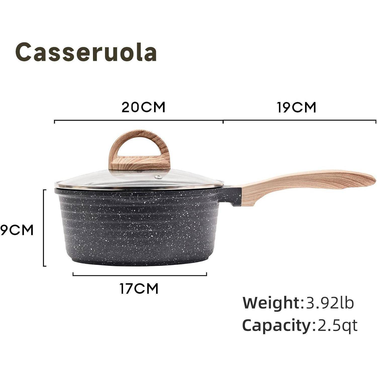Ein Kochtopf mit der Bezeichnung 'Casseruola' und einem Holzgriff sowie Deckel. Abmessungen: 20 cm Breite, 9 cm Höhe, 17 cm Basisdurchmesser; Gewicht 3,92 Pfund, Fassungsvermögen 2,5 Quart.