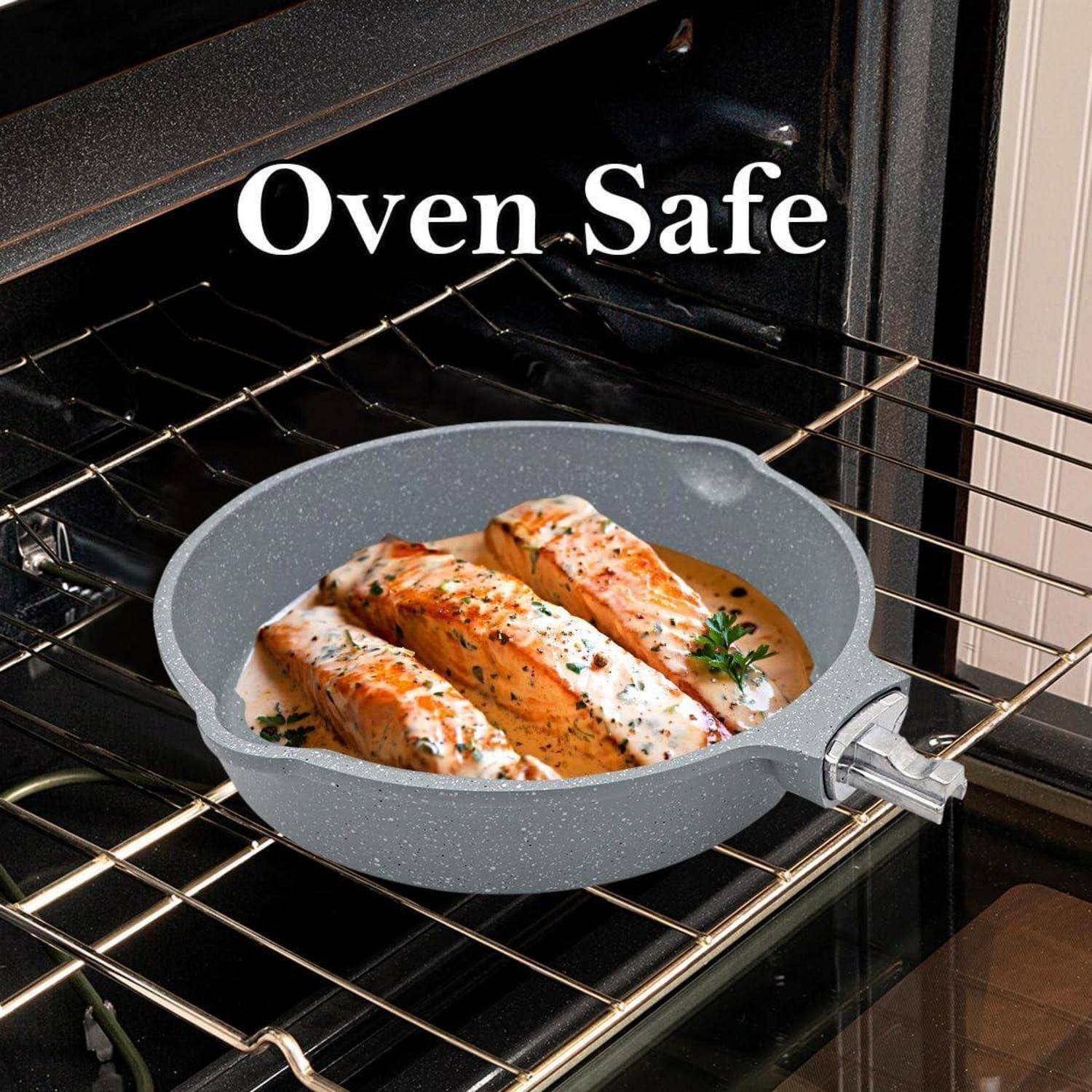 Drei Filets in Sauce in einer Pfanne im Ofen, mit der Beschriftung 
