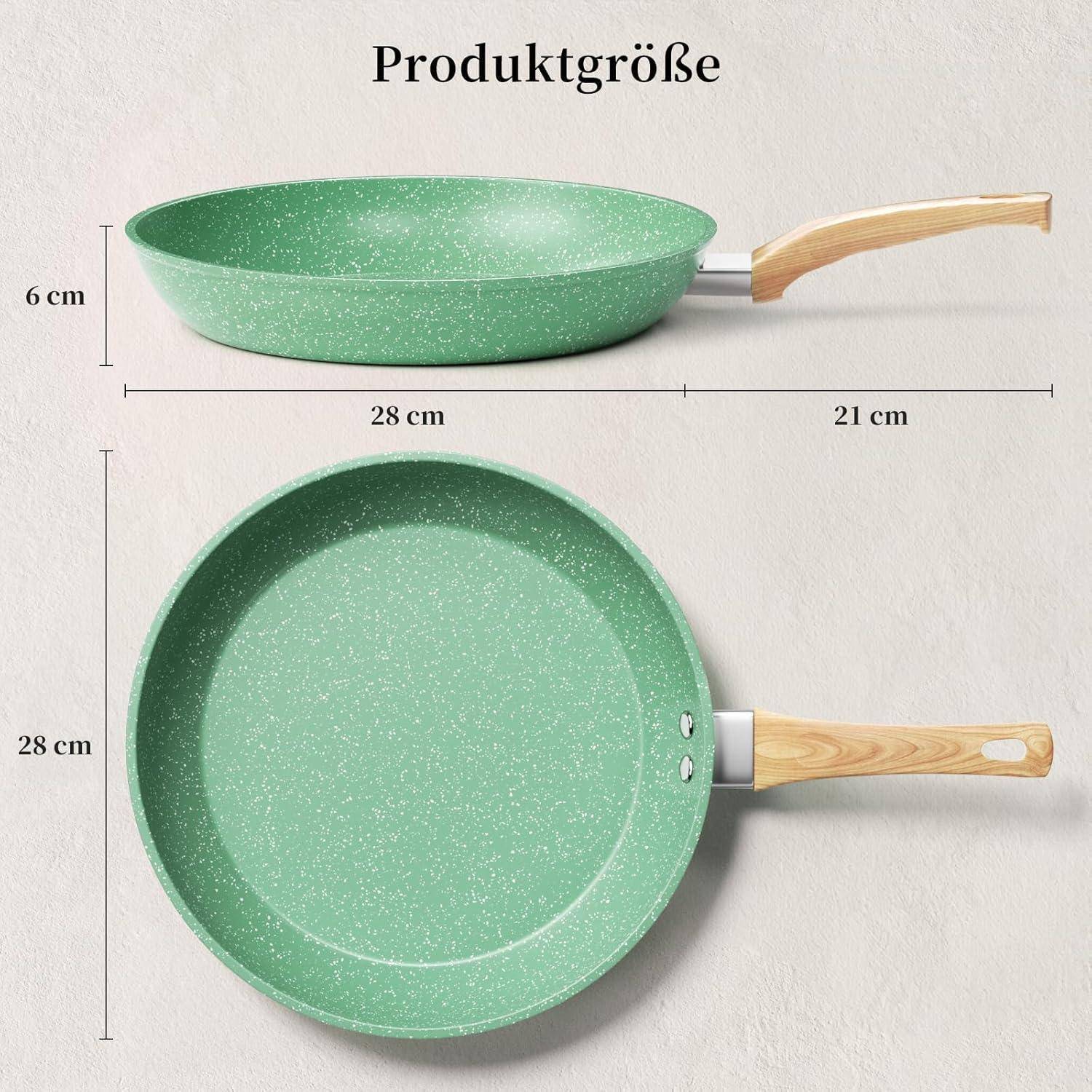 Zwei grüne Bratpfannen mit Holzgriffen werden präsentiert, eine Seitenansicht zeigt eine Länge von 47 cm und eine Draufsicht einen Durchmesser von 28 cm.