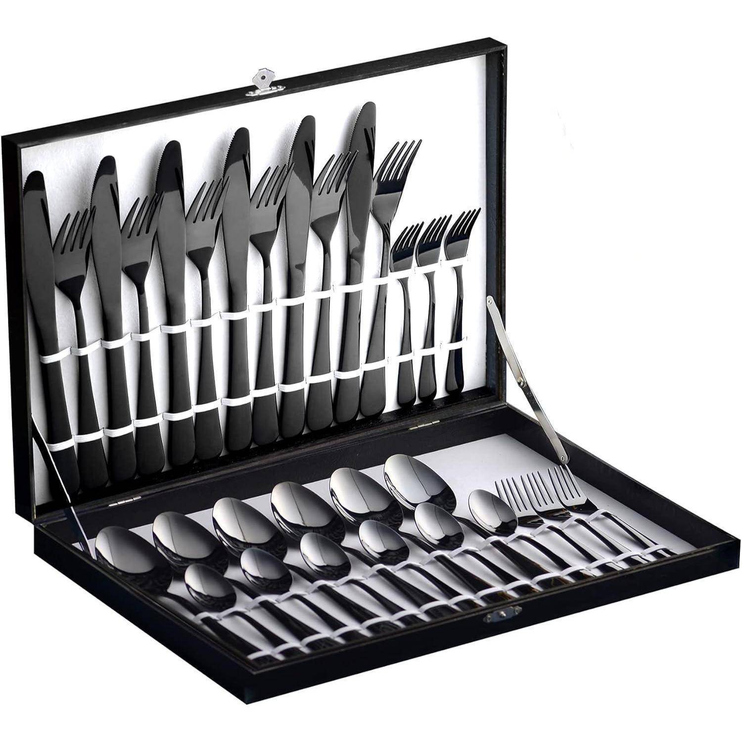Eine schwarze Besteckbox mit einem Satz Messer, Gabeln und Löffeln, die ordentlich in Reihen angeordnet sind und ein komplettes Tafelservice präsentieren.