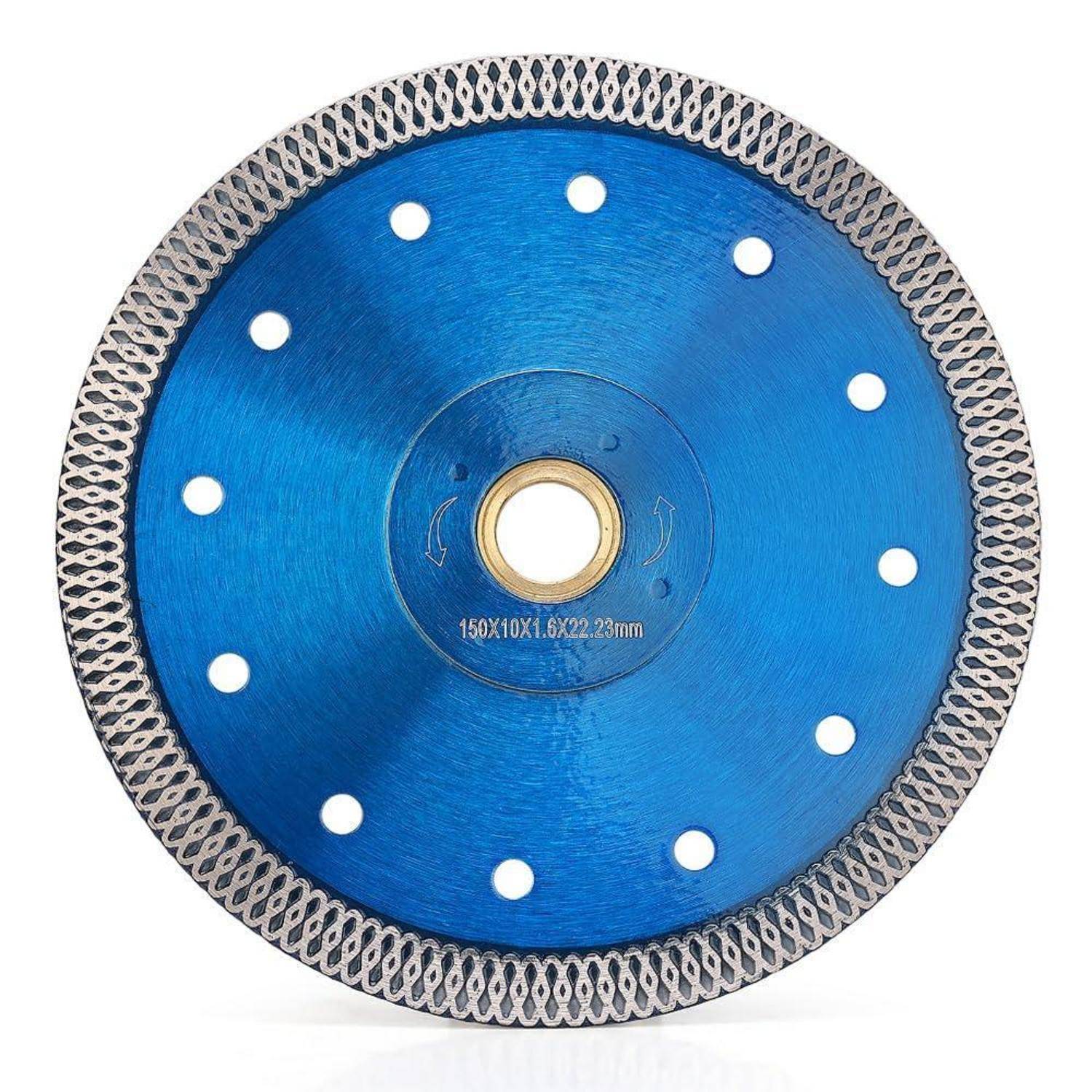 Eine kreisförmige blaue Sägeblatt mit gezackter Metallkante, die acht Löcher rund um die Mitte aufweist und zum Schneiden von Materialien verwendet wird.