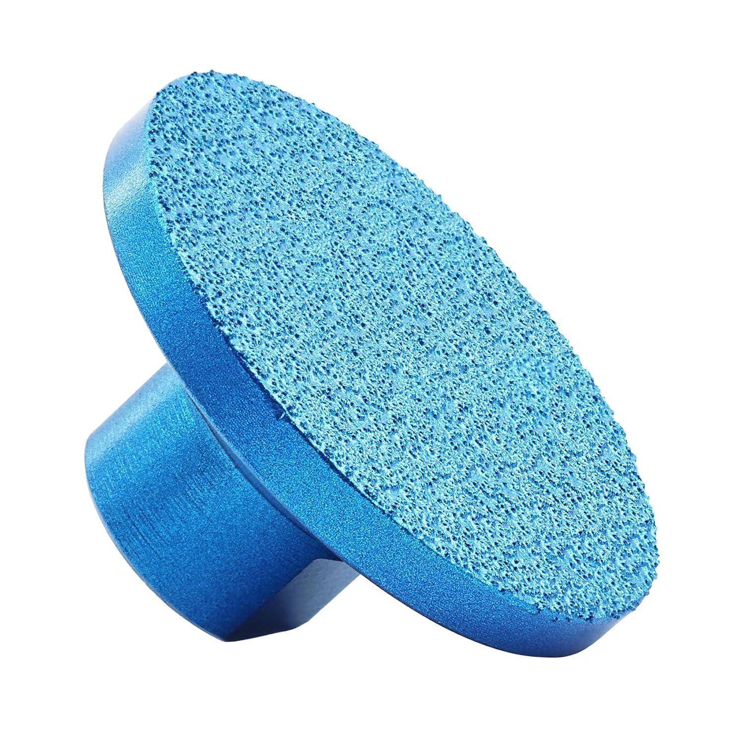 Eine blaue strukturierte Schleifscheibe mit einem zylindrischen Aufnahmeschaft, die zum Schleifen oder Glätten von Oberflächen verwendet wird.