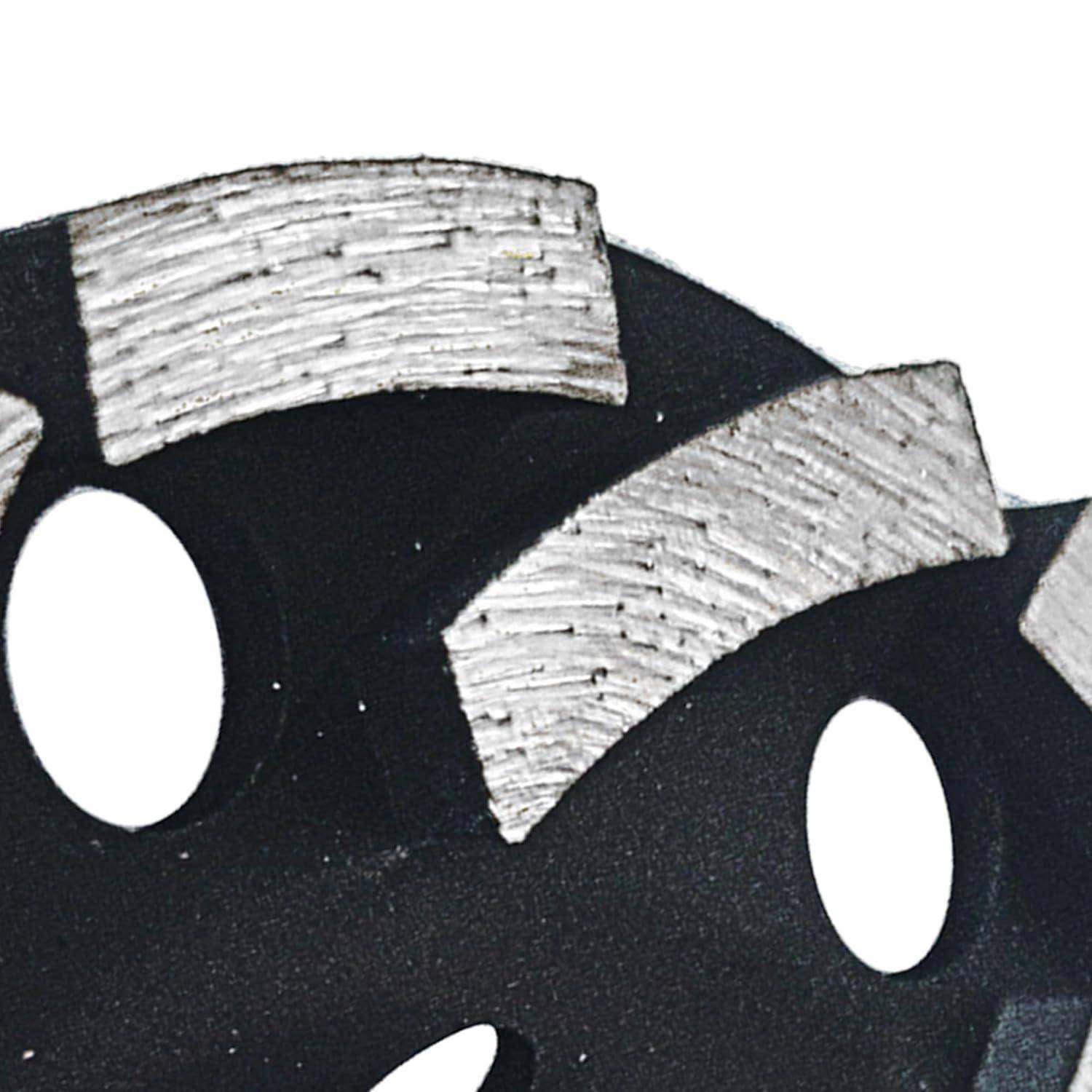 Nahaufnahme einer Metallsägeblatt mit scharfen, gleichmäßig angeordneten Zähnen, die speziell zum Schneiden harter Materialien konzipiert sind. Das Sägeblatt ist kreisrund und teilweise sichtbar.