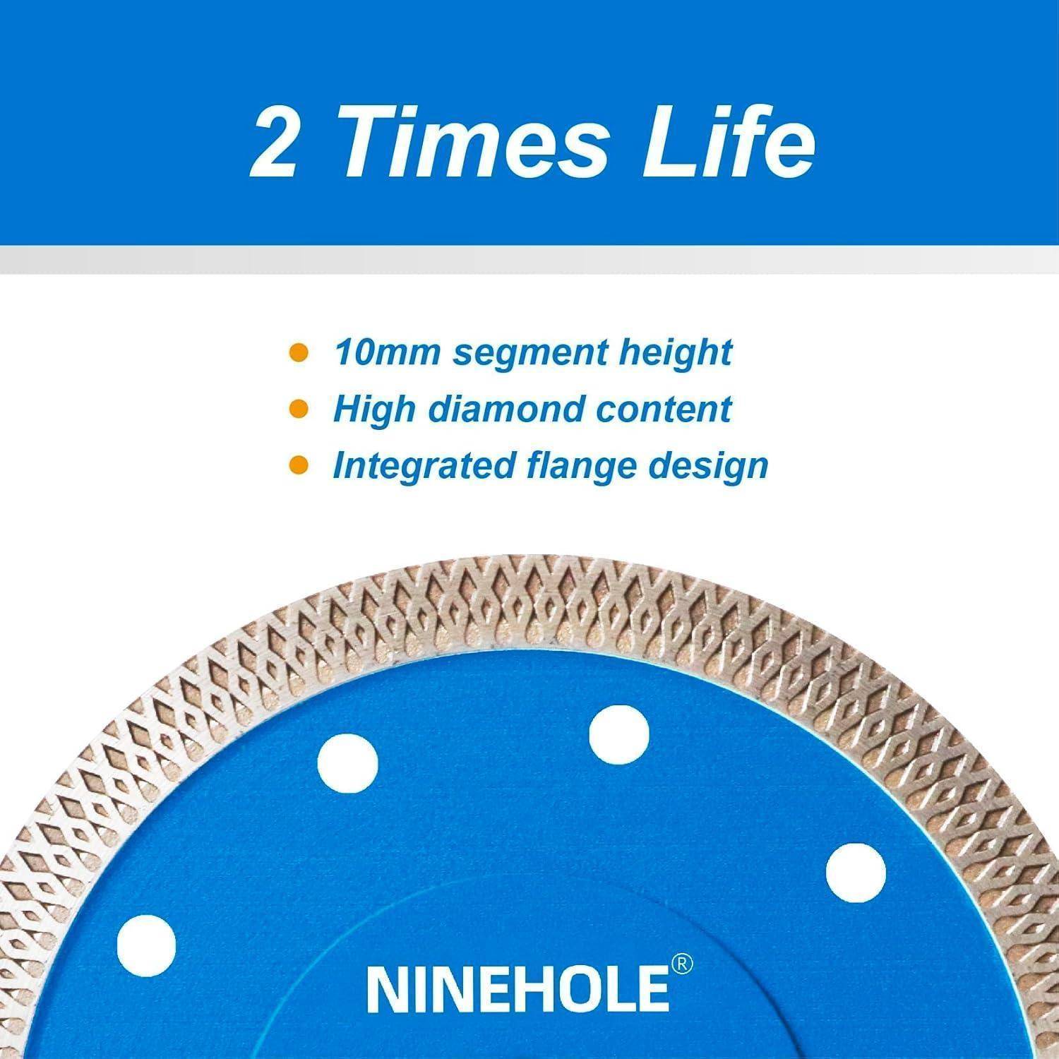 Eine kreisförmige blaue Sägeblatt mit strukturierter Kante und weißen Löchern. Text oben liest sich '2 Times Holes' und unten listet Eigenschaften auf: '10 mm Segmenthöhe, hoher Diamantanteil, integriertes Flanschdesign'.