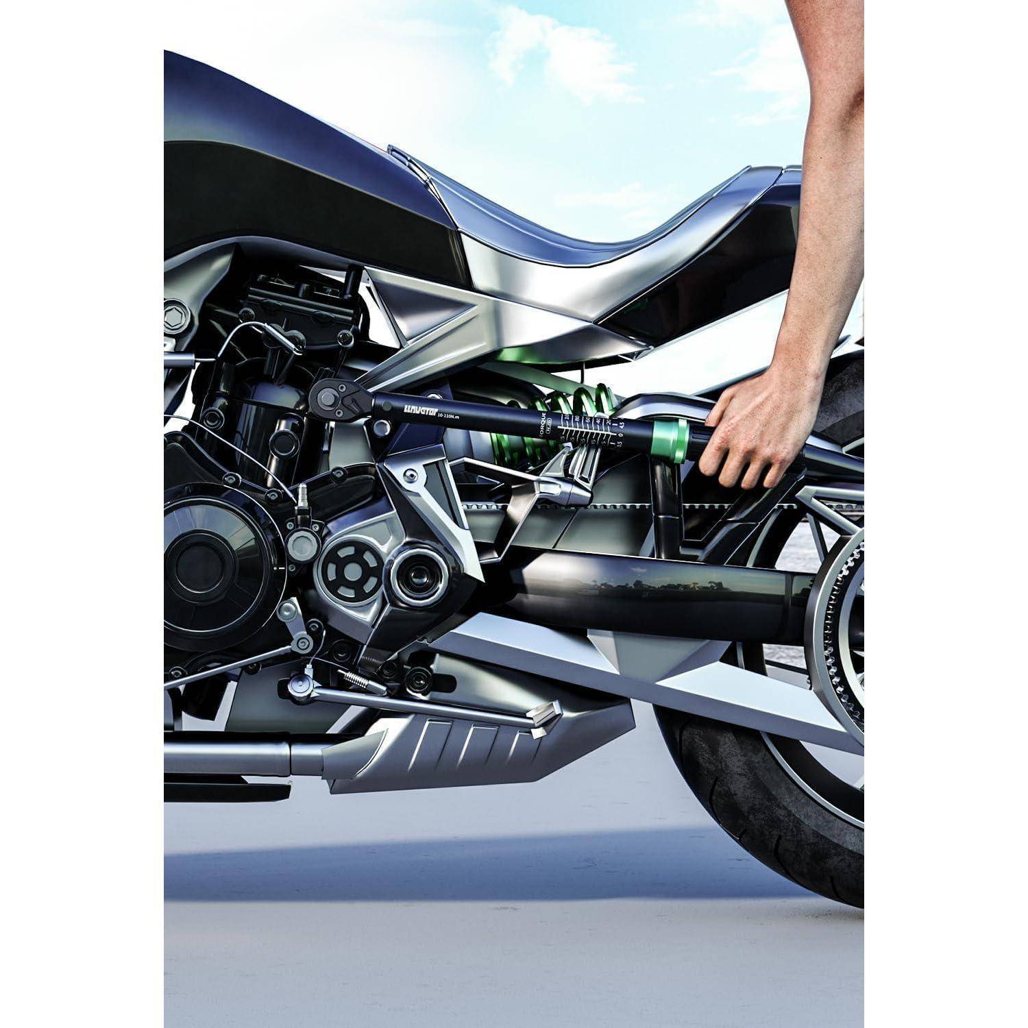 Eine Nahaufnahme des Motors und des Auspuffs eines Motorrads, während eine Person eine Komponente einstellt. Das Design ist schlank und modern und betont Technologie.