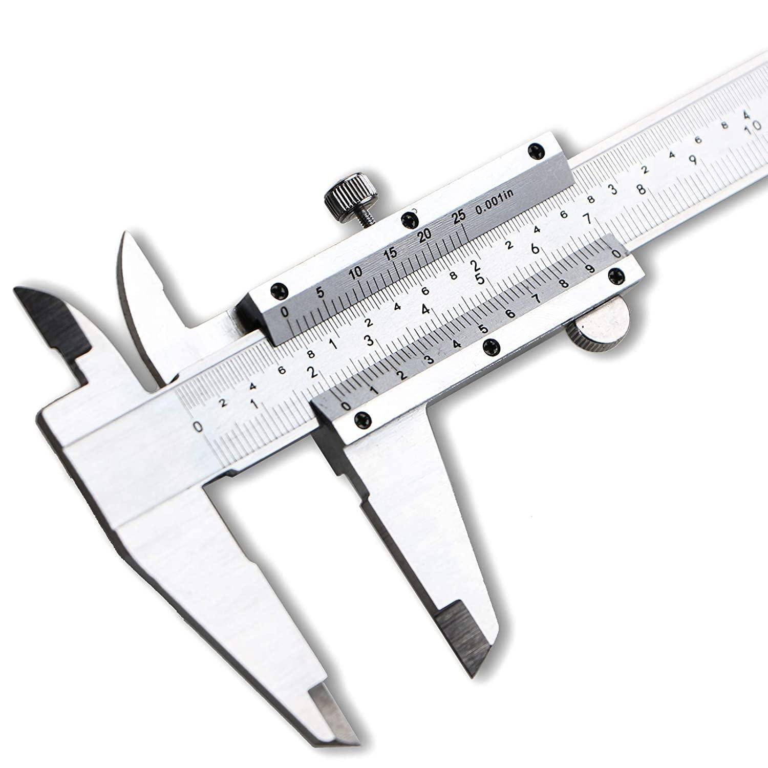 Ein silberner digitaler Messschieber, der Messungen in Millimetern und Zoll anzeigt und zur präzisen Bestimmung der Abmessungen von Objekten verwendet wird.