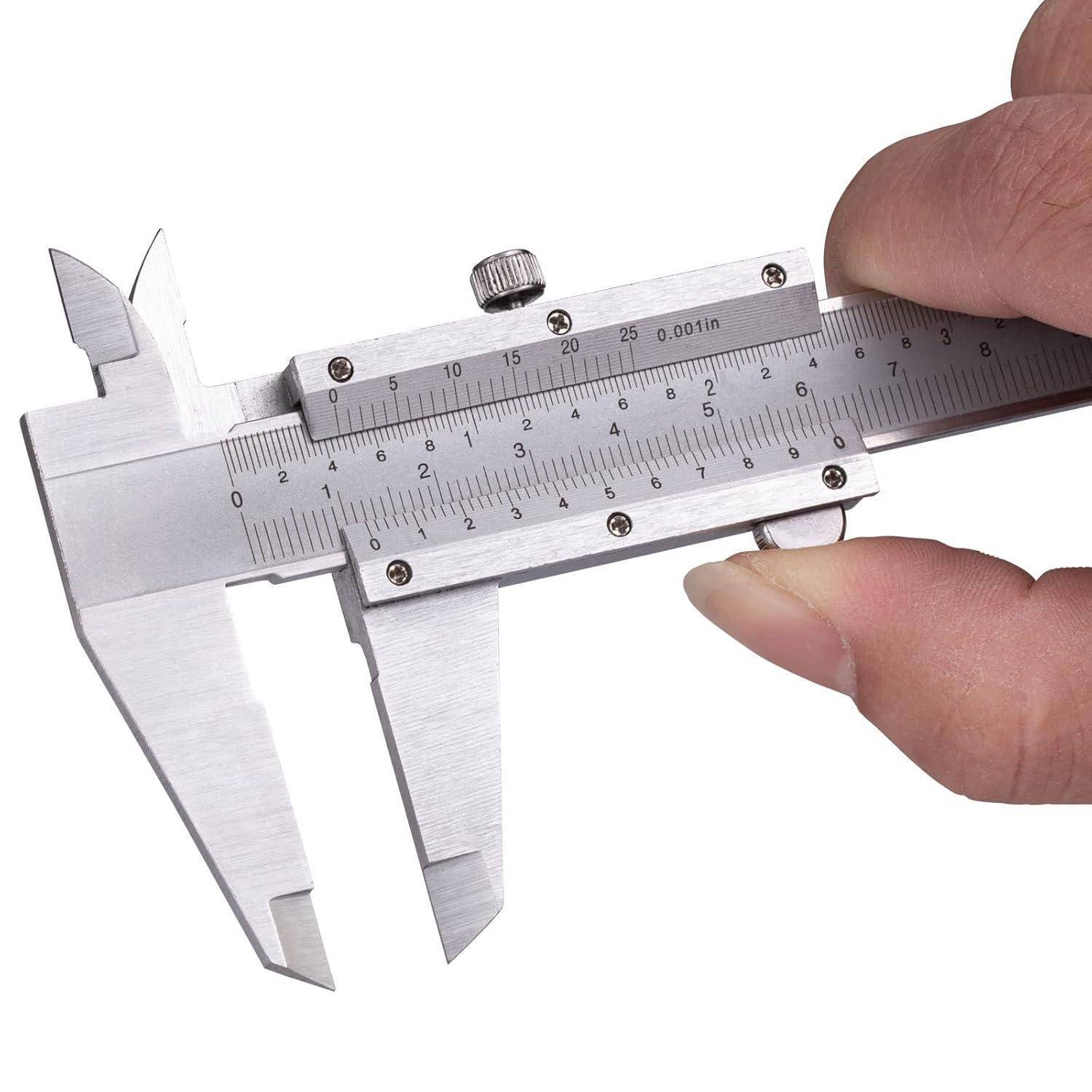 Eine Hand hält einen Messschieber, der ein kleines Metallobjekt misst und dabei Präzision mit einer Skala zeigt, die sowohl in Zoll als auch in Millimetern markiert ist.