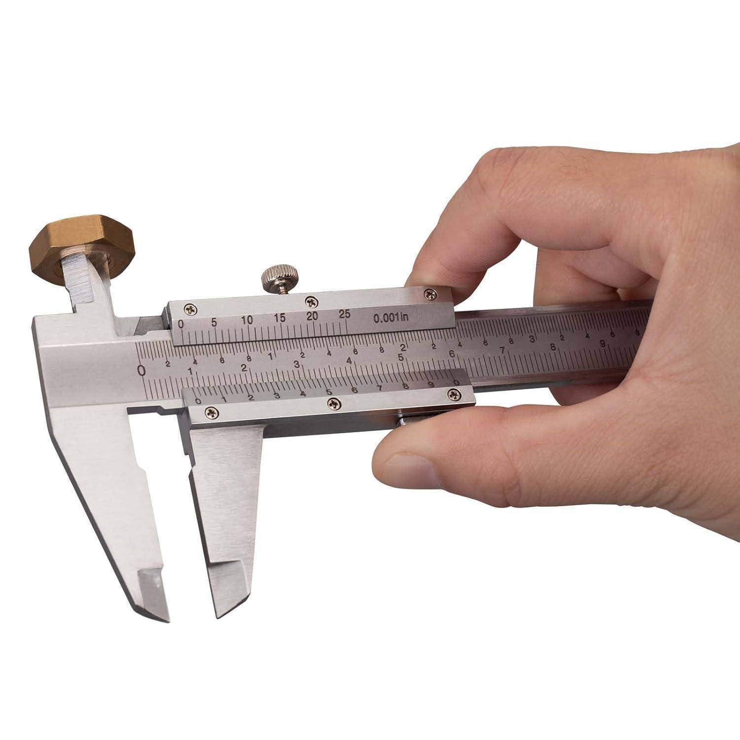 Eine Hand hält einen Messschieber und misst ein Objekt. Der Messschieber zeigt eine Ablesung von ungefähr 4,5 cm.