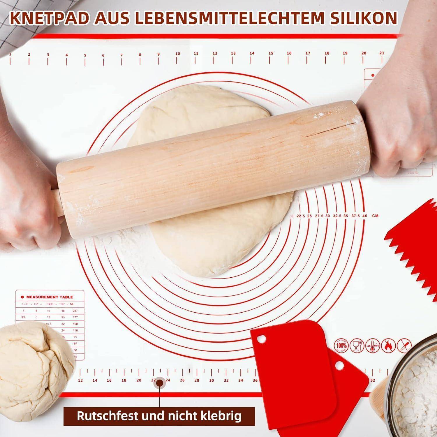 Eine Person, die einen Teig mit einem Nudelholz auf einer Silikon-Backmatte mit Maßeinteilung ausrollt; inklusive eines roten Teigschabers.