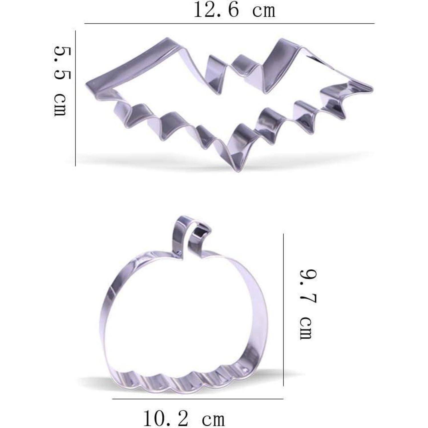 Zwei Ausstechformen aus Metall: eine in Form einer Fledermaus, 12,6 cm breit und 5,5 cm hoch, und eine andere in Form eines Kürbisses, 10,2 cm breit und 9,7 cm hoch.