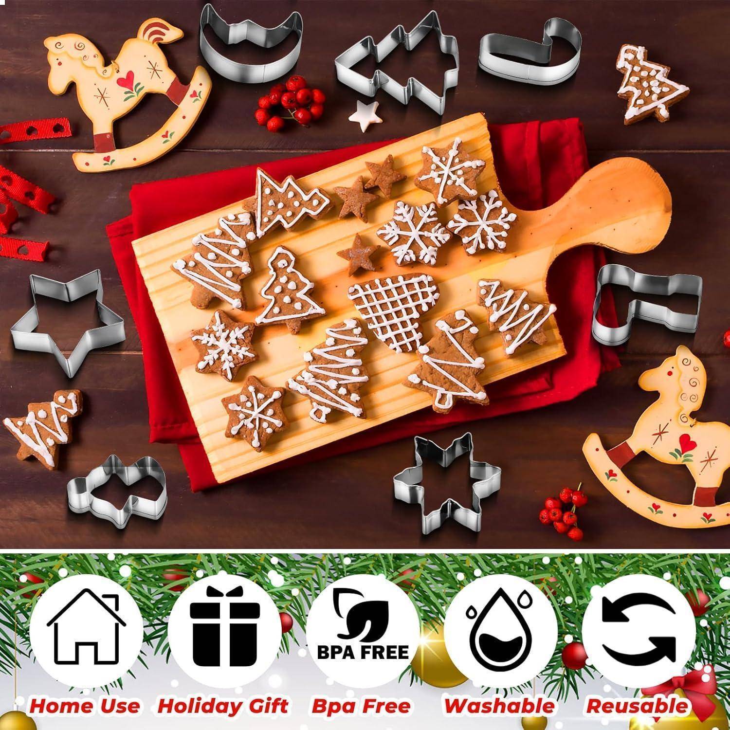 Lebkuchen in Stern-, Baum- und festlichen Motivformen auf einem Holzbrett. Metallene Ausstechformen sind ebenfalls drumherum angeordnet.