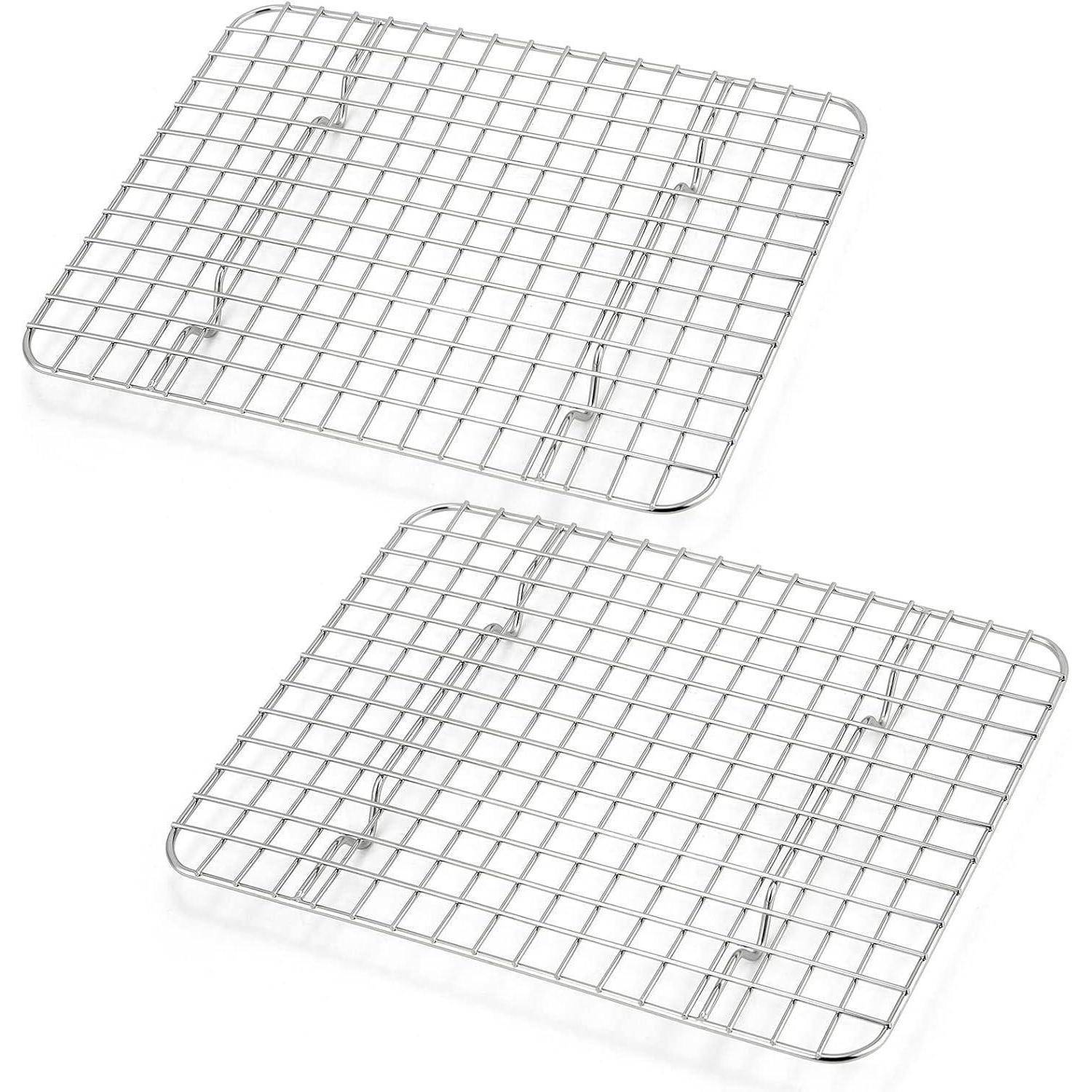 Zwei Metallabkühlroste mit Gittermuster, die zum Abkühlen von Backwaren verwendet werden, auf einem weißen Hintergrund abgebildet.