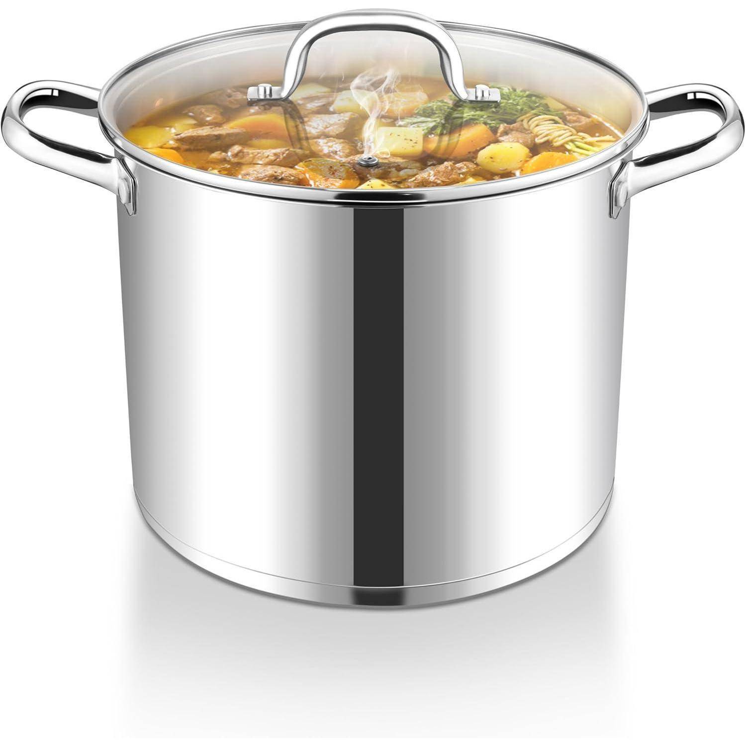 Ein großer Edelstahlkochtopf mit Griffen enthält dampfende Gemüsesuppe, die durch den transparenten Deckel sichtbar ist.