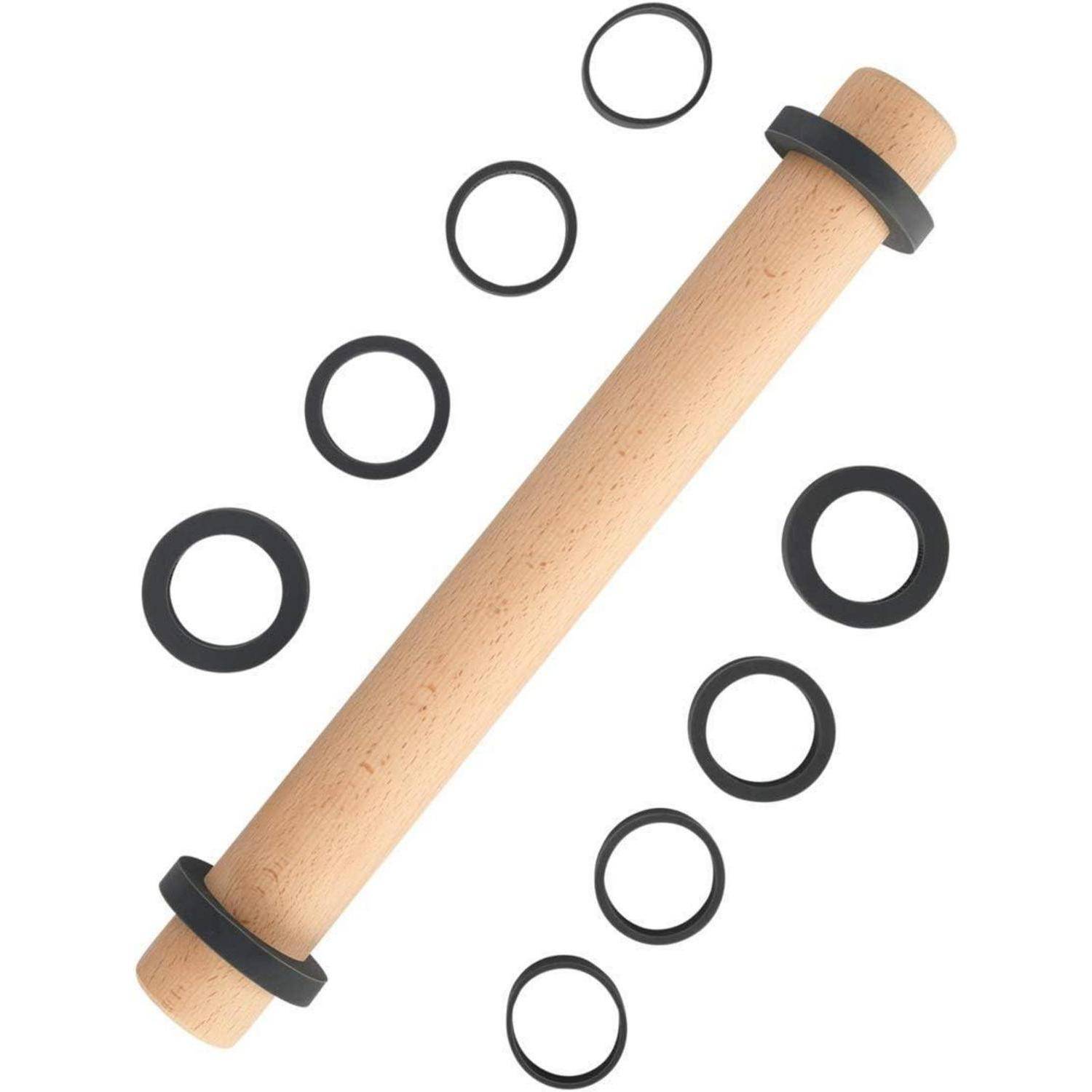 Ein hölzerner Nudelholz mit verstellbaren schwarzen Ringen zur Kontrolle der Teigdicke wird präsentiert, mit verschiedenen Ringgröβen um ihn herum.
