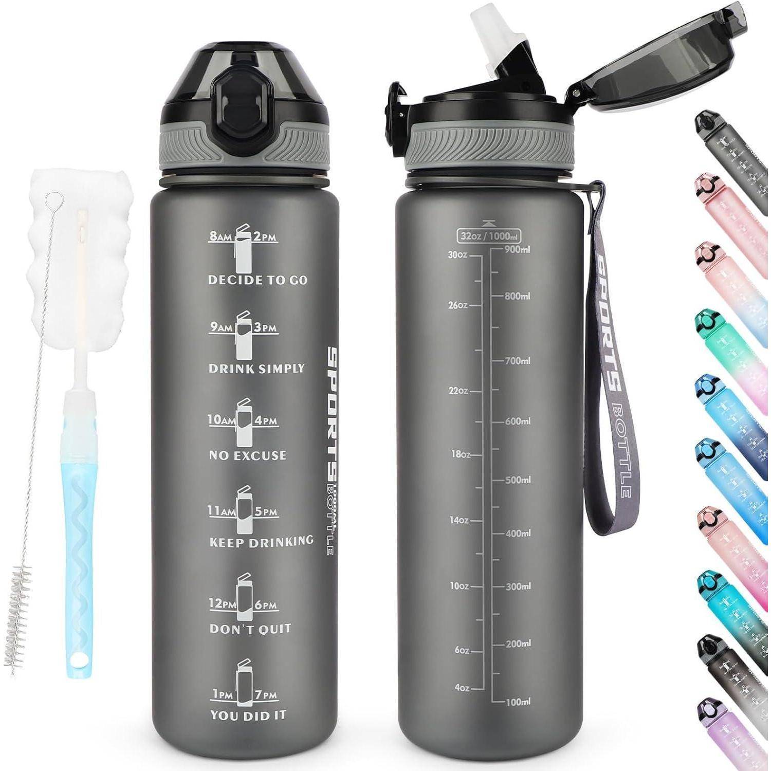 Zwei graue Sporttrinkflaschen mit motivierenden Zeitmarkierungen und Maßstabsskalen. Eine Flasche ist geschlossen; die andere hat einen offenen Deckel mit einem Strohhalm. Farbvariationen werden seitlich dargestellt.