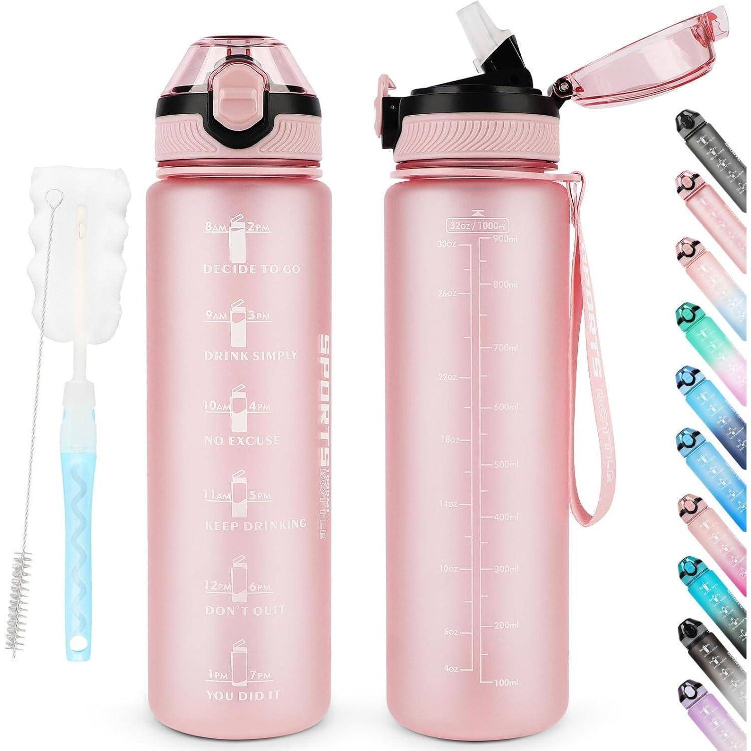 Zwei rosa Wasserflaschen mit Zeitmarkierungen und motivierenden Sprüchen. Eine Flasche hat eine offene Strohhalm-Mundöffnung, die andere ist geschlossen. Enthält eine Reinigungsbürste und zusätzliche Deckel in verschiedenen Farben.