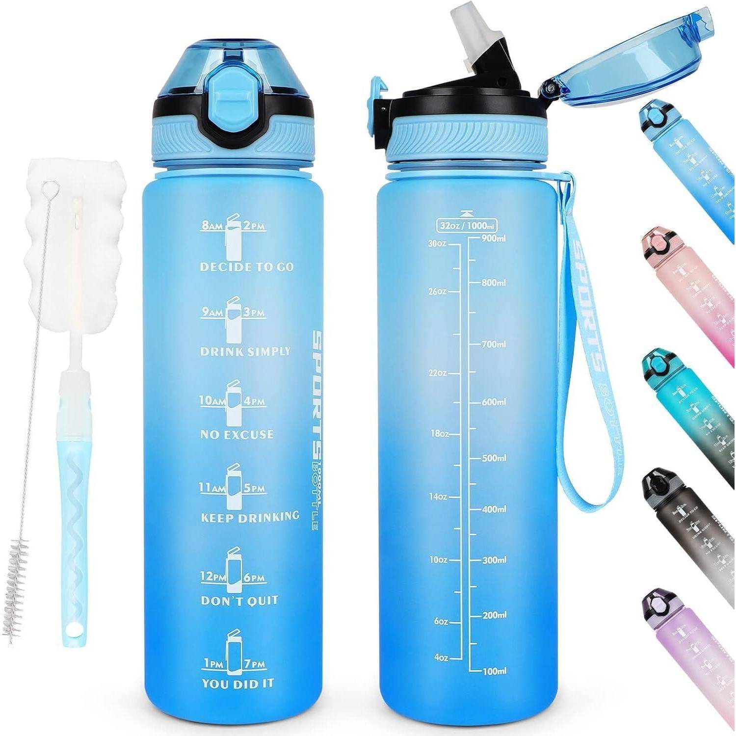 Zwei blaue Wasserflaschen mit zeitlich markierten Hydratationszielen, eine Reinigungsbürste und sechs farbige Flaschenvergleiche auf der rechten Seite.