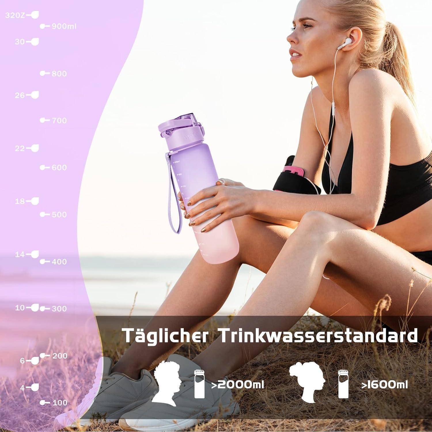 Eine Frau sitzt im Freien und hält eine lila Wasserflasche mit Markierungen. Der Text liest sich 