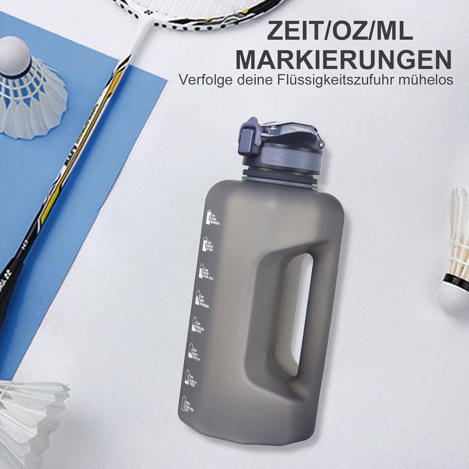 Eine graue Wasserflasche mit Zeit- und Volumenmarkierungen. Text auf Deutsch sagt „Zeit-/oz/ml-Markierungen