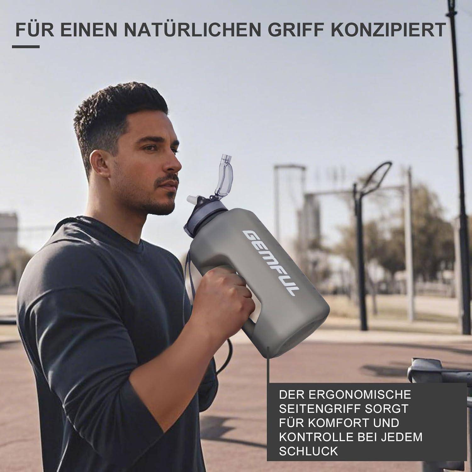 Ein Mann, der eine große Wasserflasche mit seitlichem Griff hält, mit der Bildunterschrift 