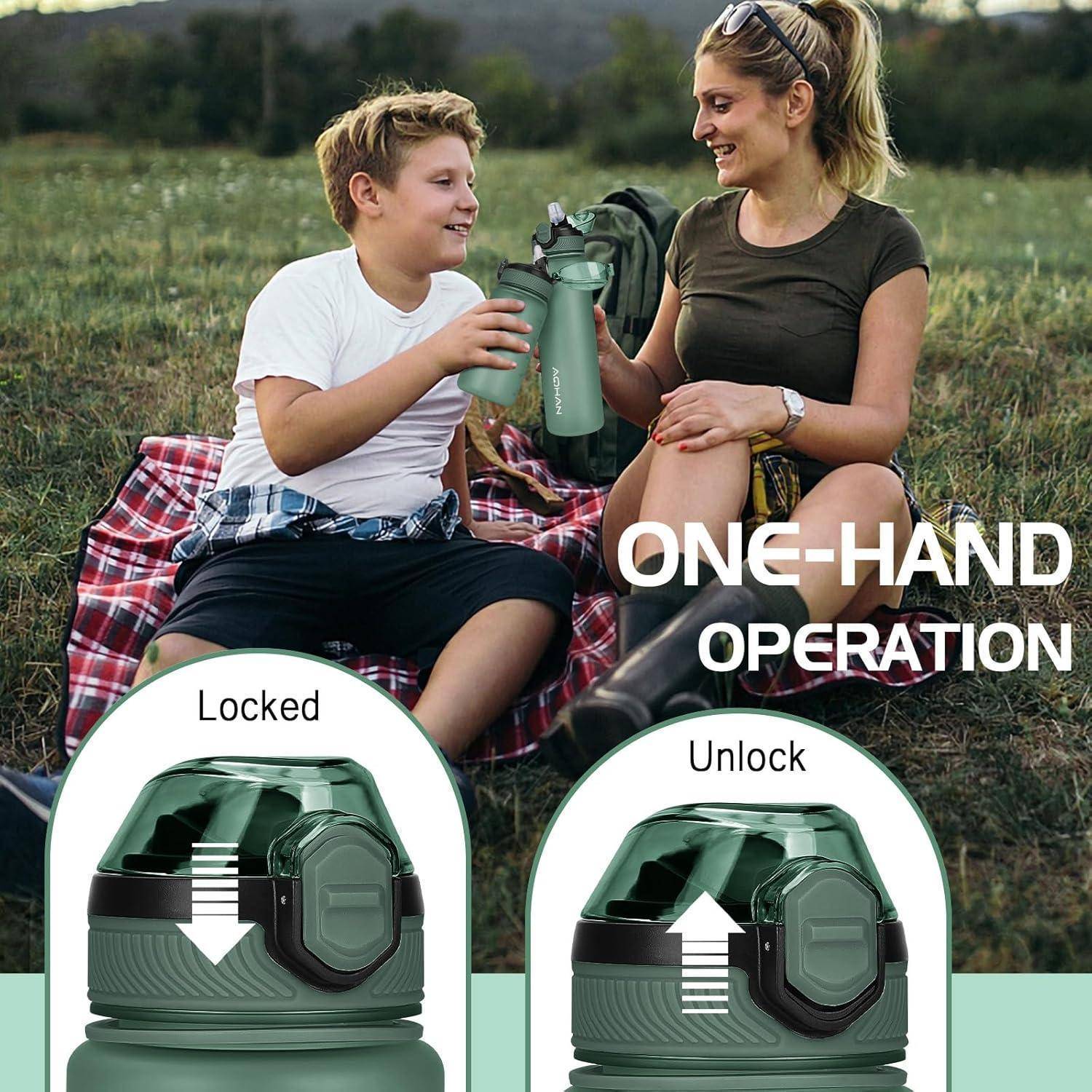 Eine Frau und ein Junge sitzen auf einer Picknickdecke in einem Grasfeld und halten Wasserflaschen, wobei ein Ausschnitt zeigt, wie man den Flaschenverschluss auf- und zuschließt. Text lautet: „Bedienung mit einer Hand