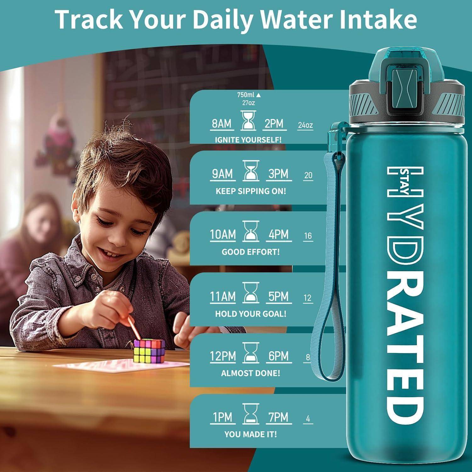 Ein Kind spielt mit einem Puzzle an einem Tisch. Daneben steht eine motivierende Wasserflasche mit Zeitmarkierungen und Erinnerungen, um ausreichend Wasser zu trinken.