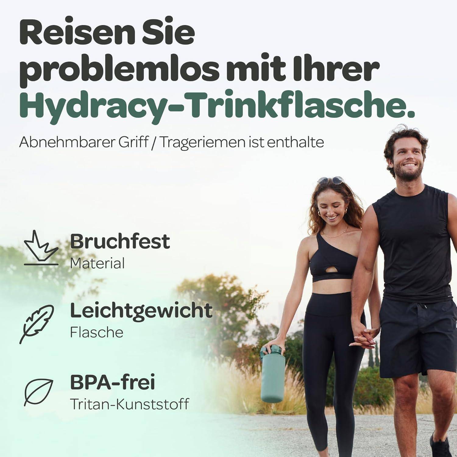 Ein Paar geht spazieren mit einer wiederverwendbaren Flasche. Text auf Deutsch hebt Merkmale hervor: bruchsicher, leicht, BPA-frei, inklusive Trageriemen.