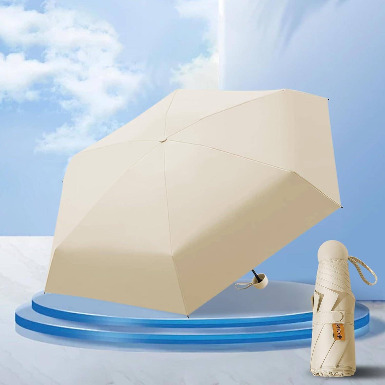 Beige Regenschirm vollständig geöffnet auf einer blauen Plattform, daneben eine zusammengerollte Version, vor einem wolkigen Himmelshintergrund.