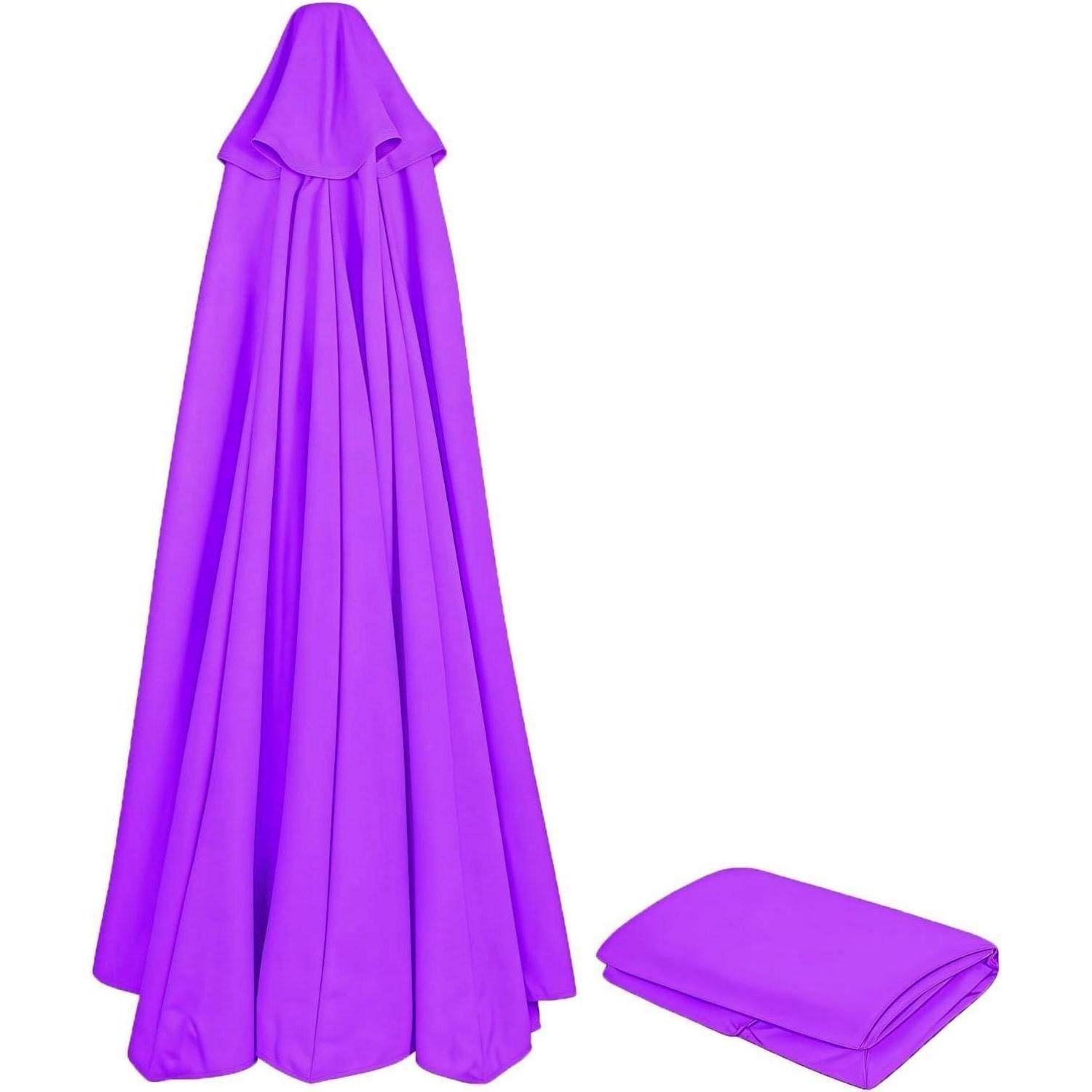 Eine violette Regenschirmhülle ist vertikal drapiert, mit einer weiteren gefalteten Hülle daneben, wodurch deren Größe und Gewebedetails präsentiert werden.