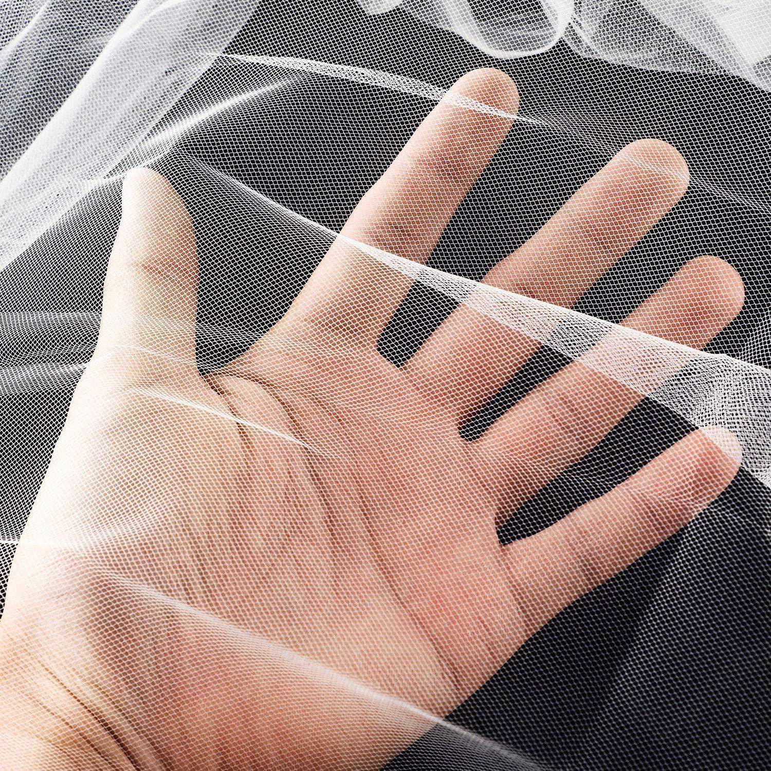Eine Hand ist teilweise durch einen dünnen, weißen Maschenstoff verdeckt, wobei die Finger durch das Material hindurch sichtbar sind und die Transparenz des Stoffes veranschaulicht.