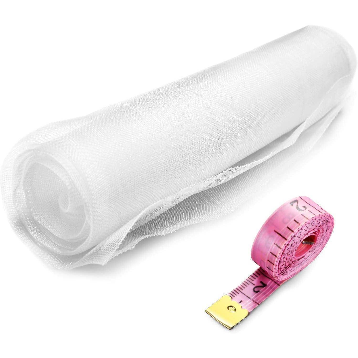 Eine zusammengerollte weiße Mullbinde neben einem aufgewickelten rosa Maßband auf einer weißen Oberfläche.