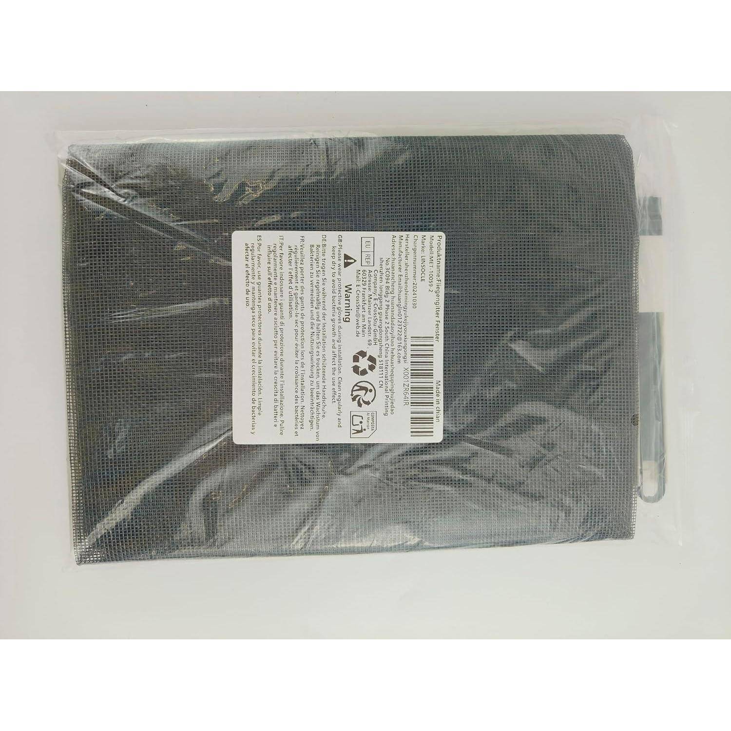 Schwarze Netztasche in Verpackung mit einem weißen Etikett, das Produktinformationen und Recycling-Symbole zeigt.