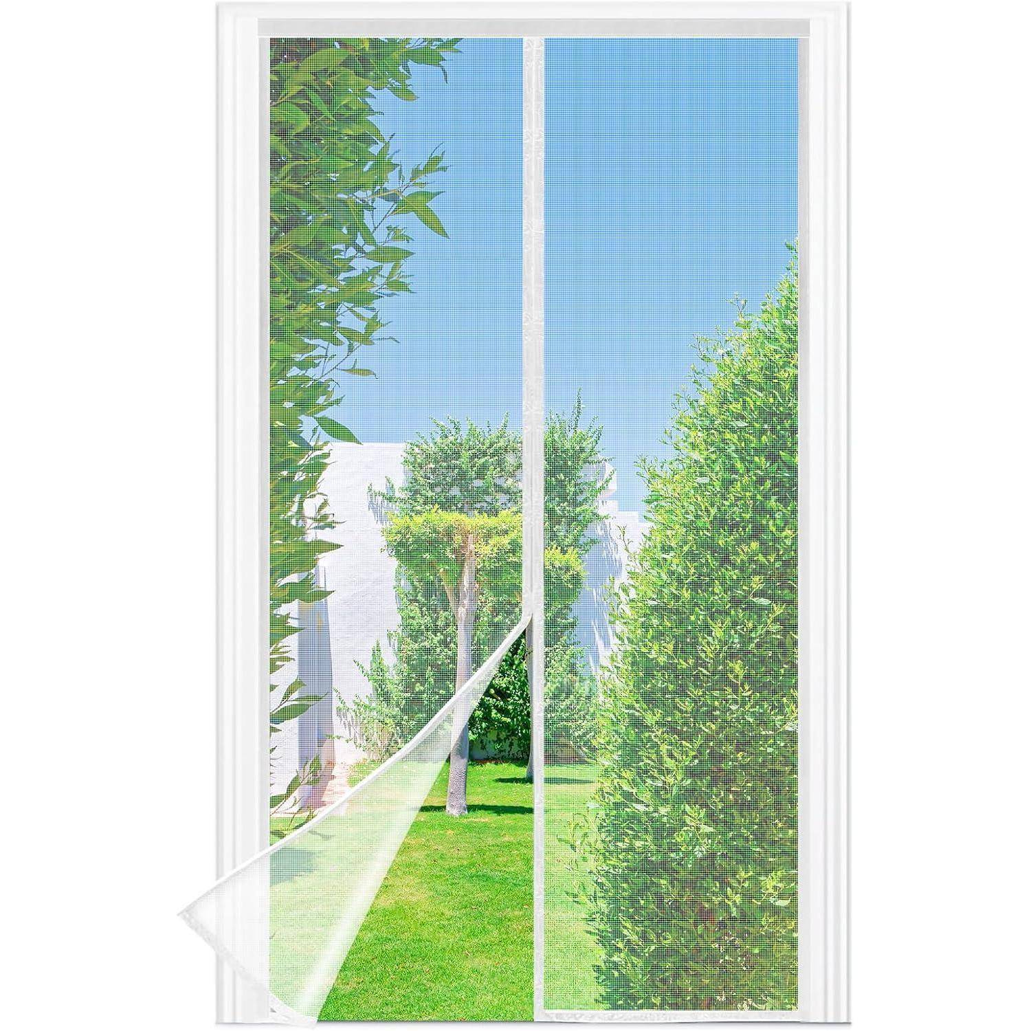Blick auf einen Garten durch einen Fliegengitter-Fensterrahmen, der üppig grüne Bäume und Gras unter einem klaren blauen Himmel zeigt.