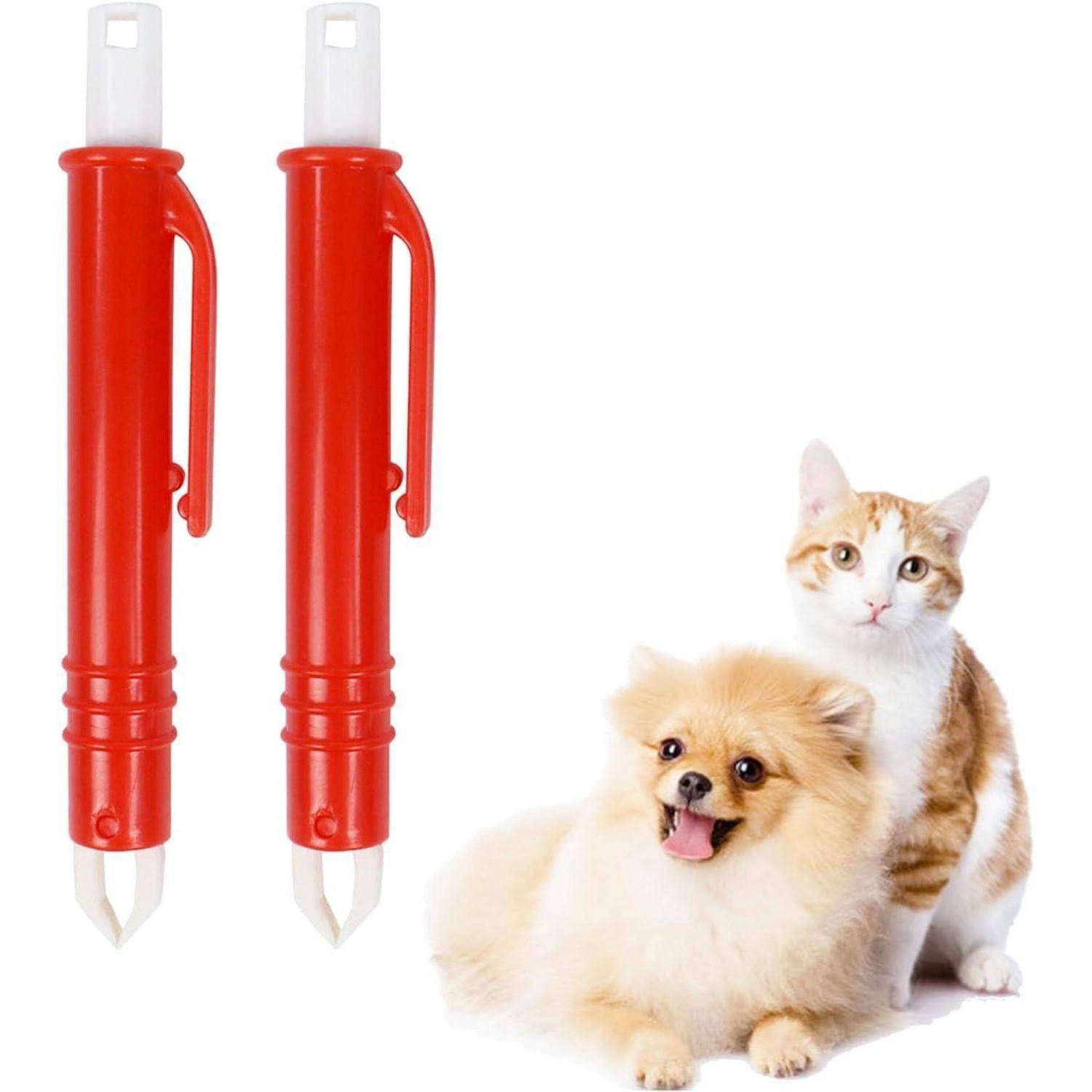Zwei rote Haustierfellentfernungswerkzeuge mit weißen Spitzen werden über einem flauschigen Hund und einer neugierigen Katze gezeigt, die nebeneinander sitzen.