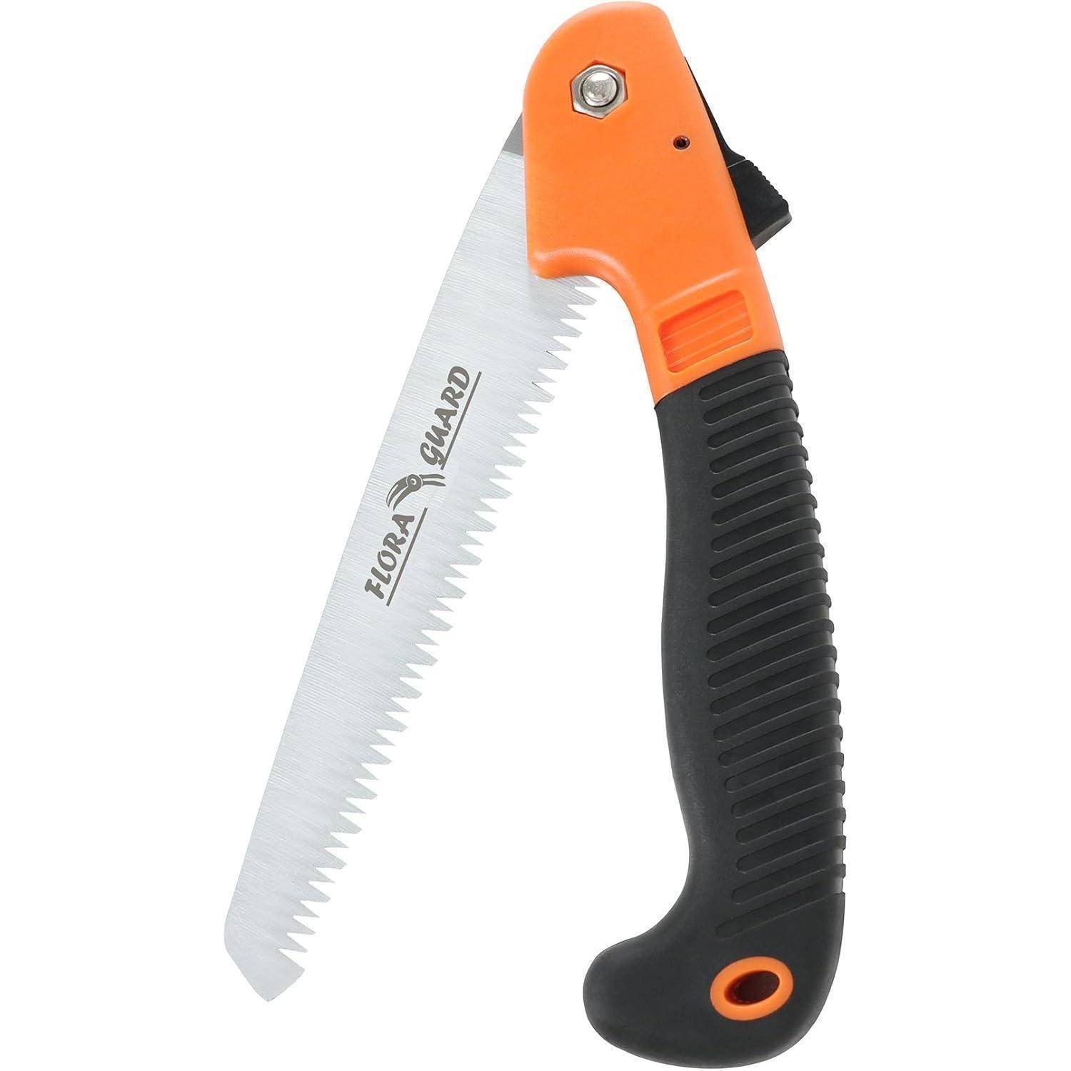 Klappsäge mit orange-schwarzem Griff, geöffnet, zeigt scharfe Sägeblatt mit Zackenverzahnung. Zum Schneiden von Holz oder kleinen Ästen verwendet.