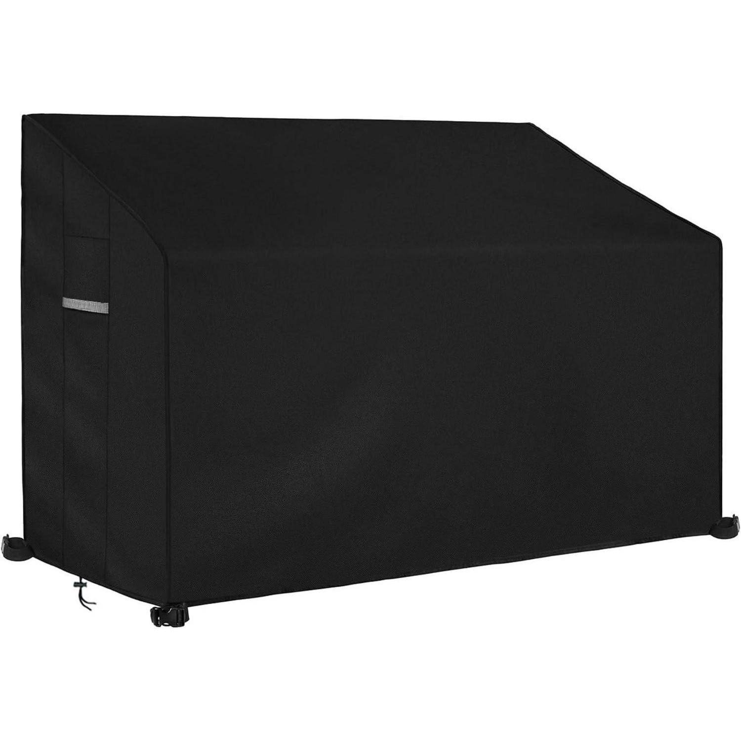 Eine schwarze Schutzabdeckung über einem großen Outdoor-Grill, der auf einer Terrasse steht und ihn vor Witterungselementen schützt.