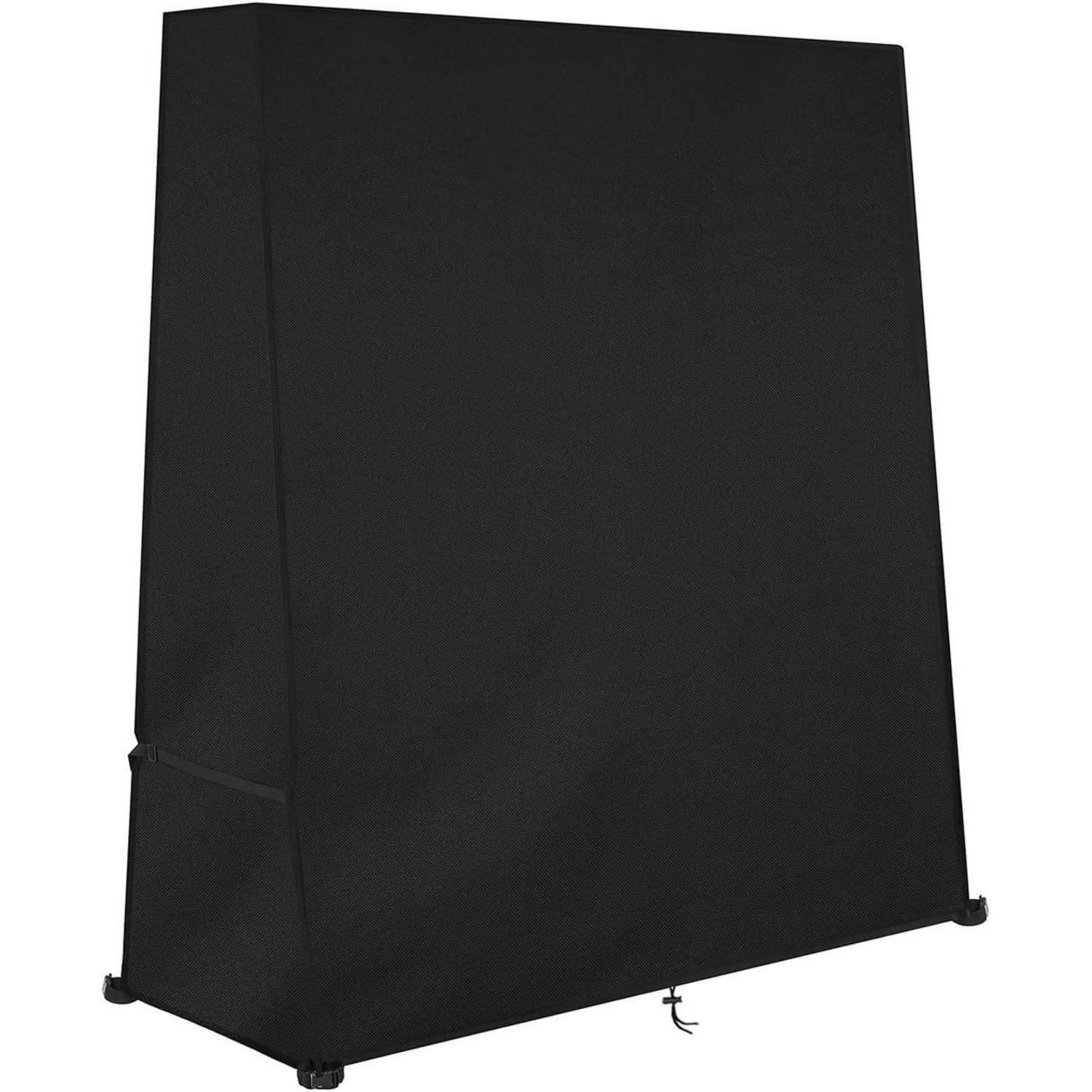 Eine schwarze Schutzhülle über einem großen Gegenstand, möglicherweise für Outdoor-Möbel oder Ausrüstung, mit einem Kordelzug am unteren Ende zum Befestigen.